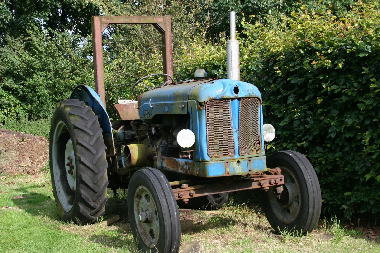 Canon EOS 350D (EOS Digital Rebel XT / EOS Kiss Digital N) sample photo. Tractor, farming, vintage photography