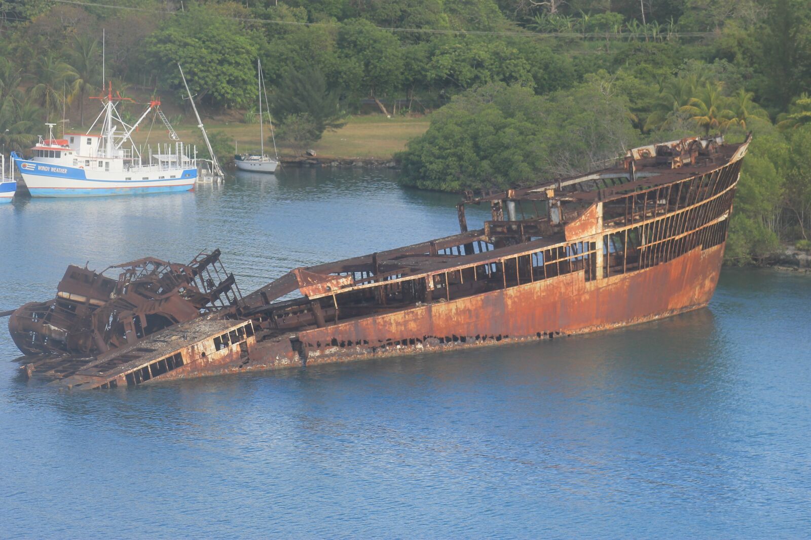 Canon EOS 1100D (EOS Rebel T3 / EOS Kiss X50) sample photo. Roatan, honduras, ship photography