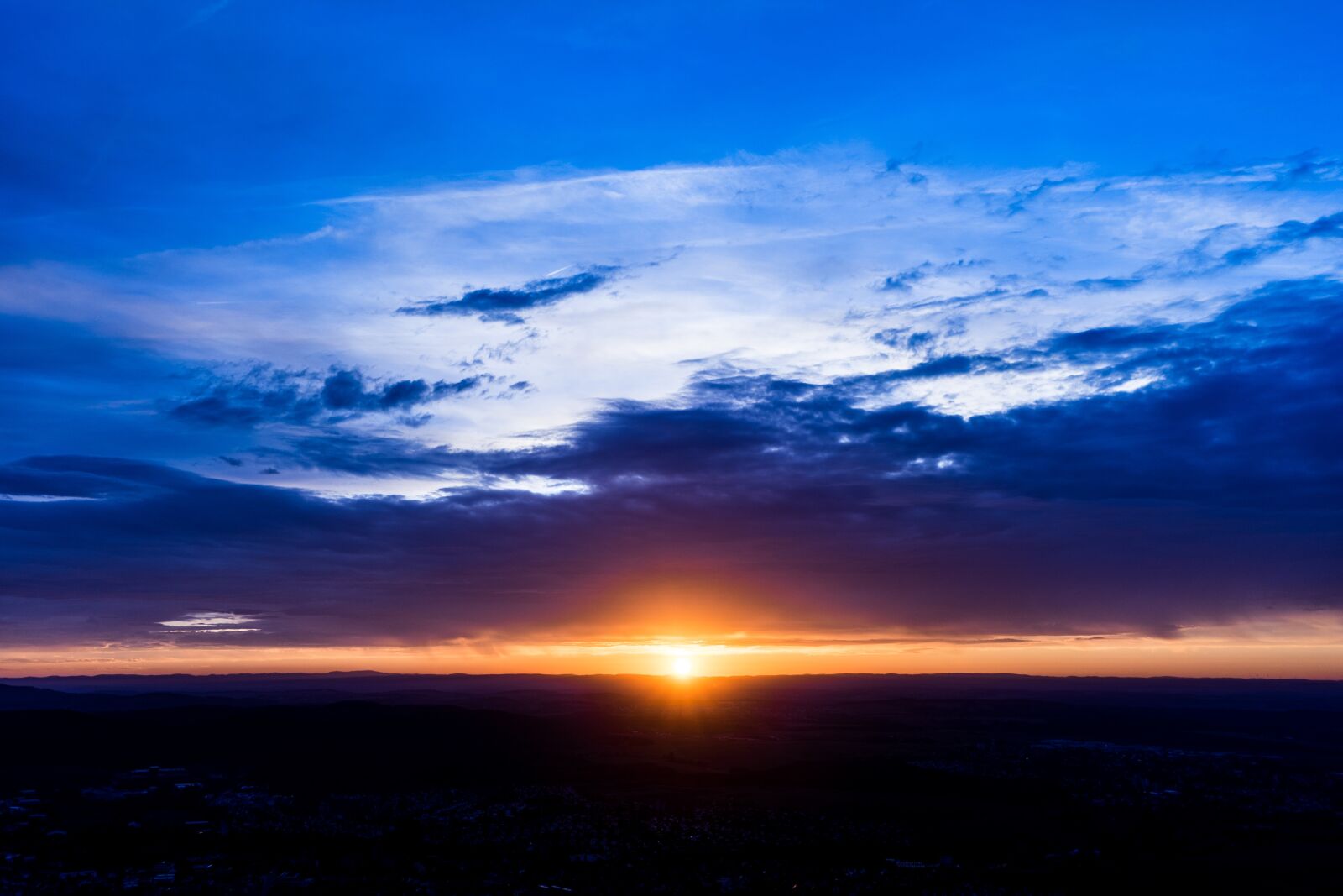 Sony a7 II + Sony FE 28-70mm F3.5-5.6 OSS sample photo. Sunset, blue sky, sun photography