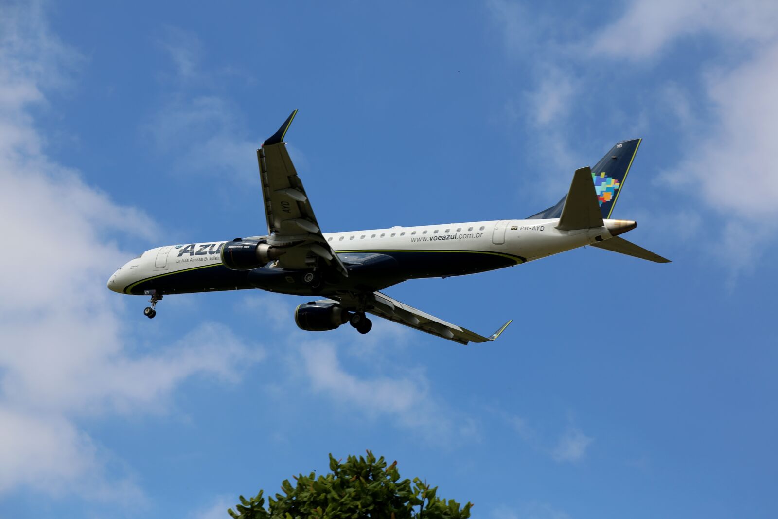 Canon EOS 5D Mark III sample photo. Blue plane, flying, commercial photography