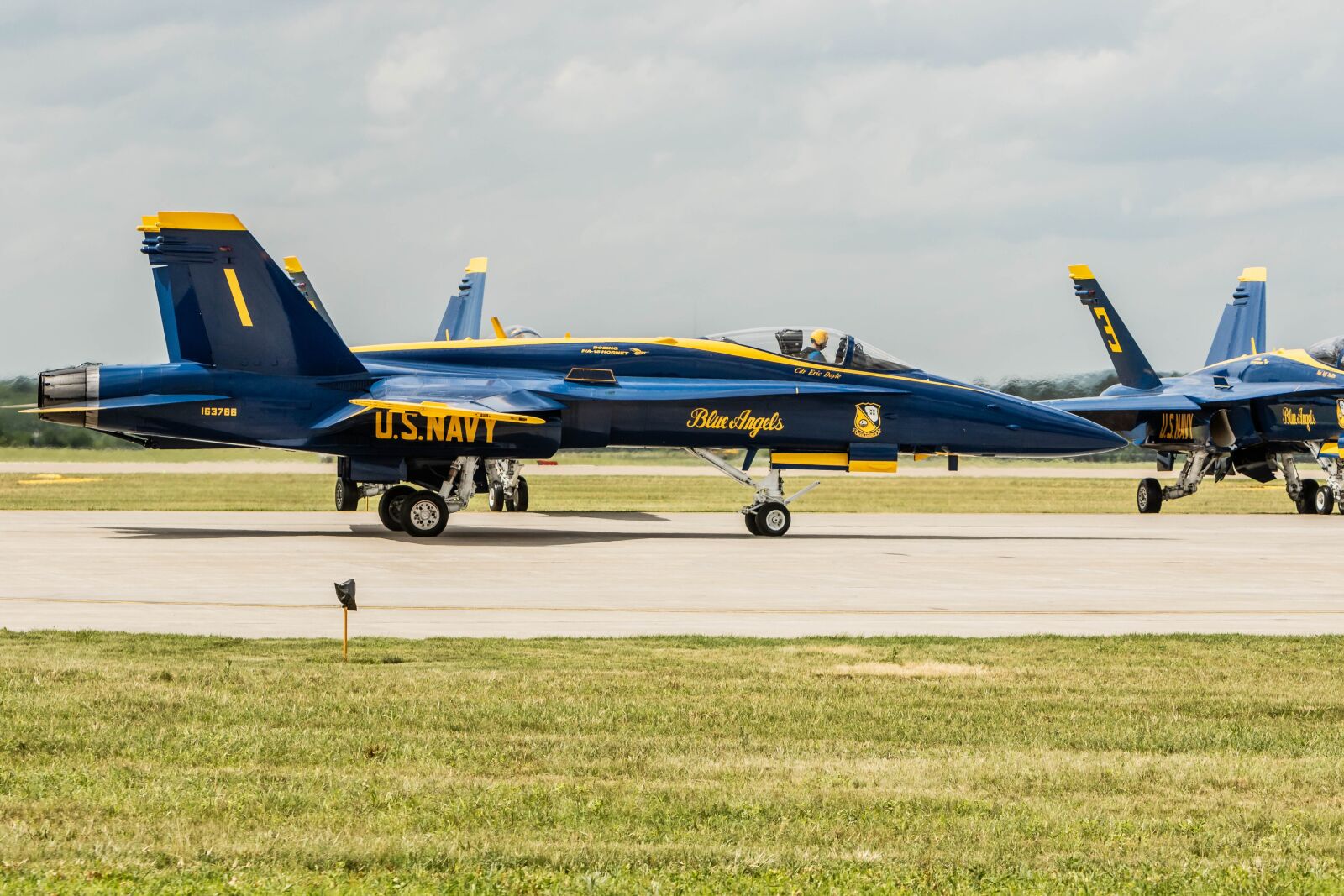 Canon EF 70-200mm F2.8L IS USM sample photo. Hornet, f18 bluegngels, airshow photography