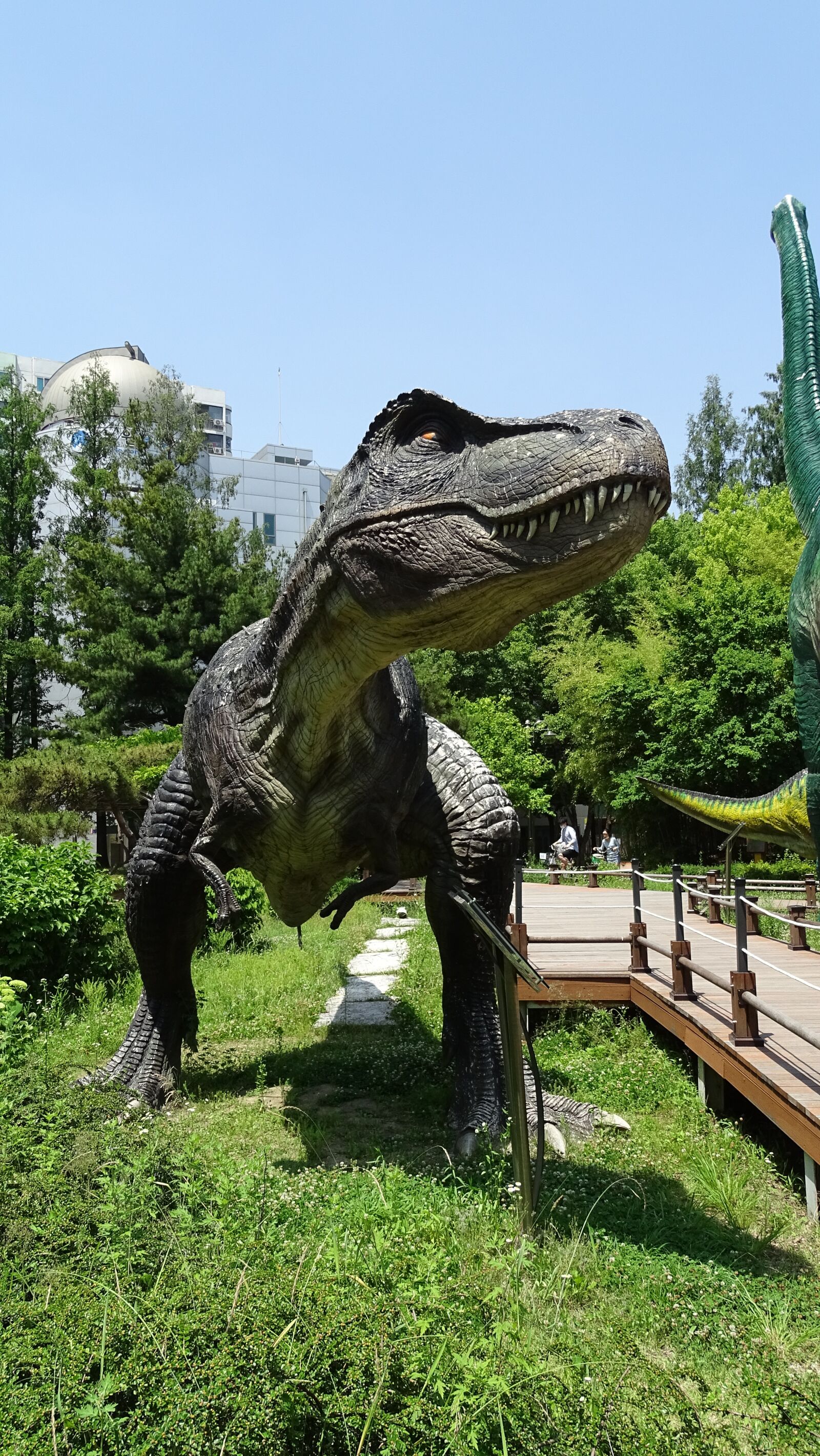 Sony Cyber-shot DSC-HX400V sample photo. Dinosaurs, sculpture, park photography