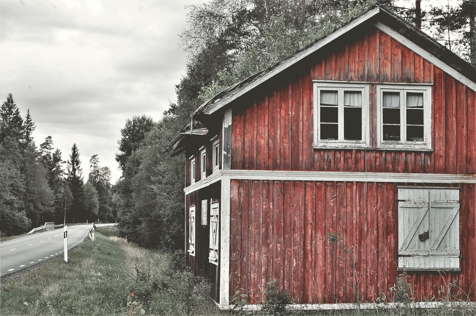 Nikon D40 + Nikon AF-S DX Nikkor 18-55mm F3.5-5.6G II sample photo. Abandoned, architecture, barn, bungalow photography