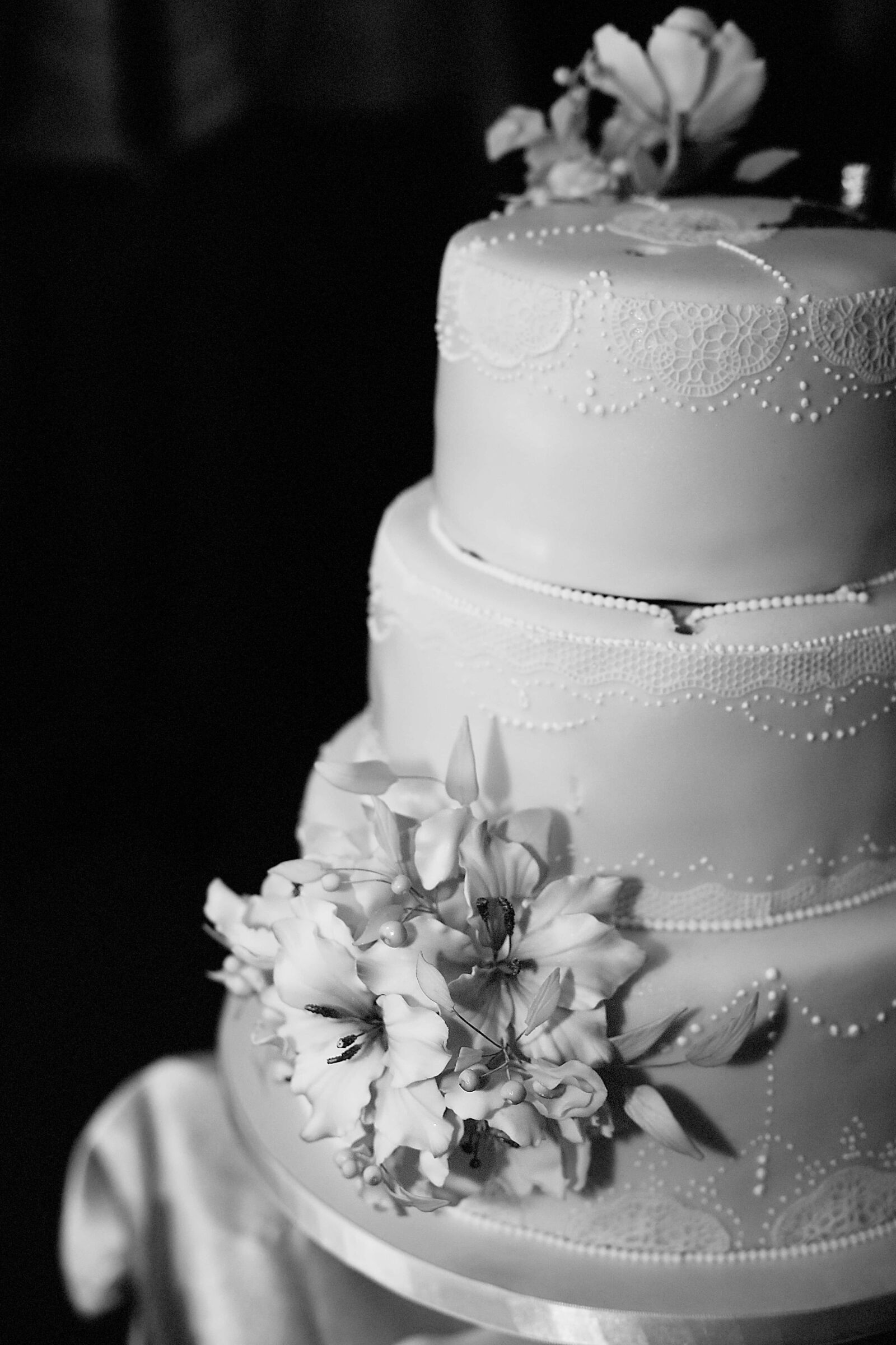 Canon EF 50mm F1.4 USM sample photo. Wedding cake, black and photography