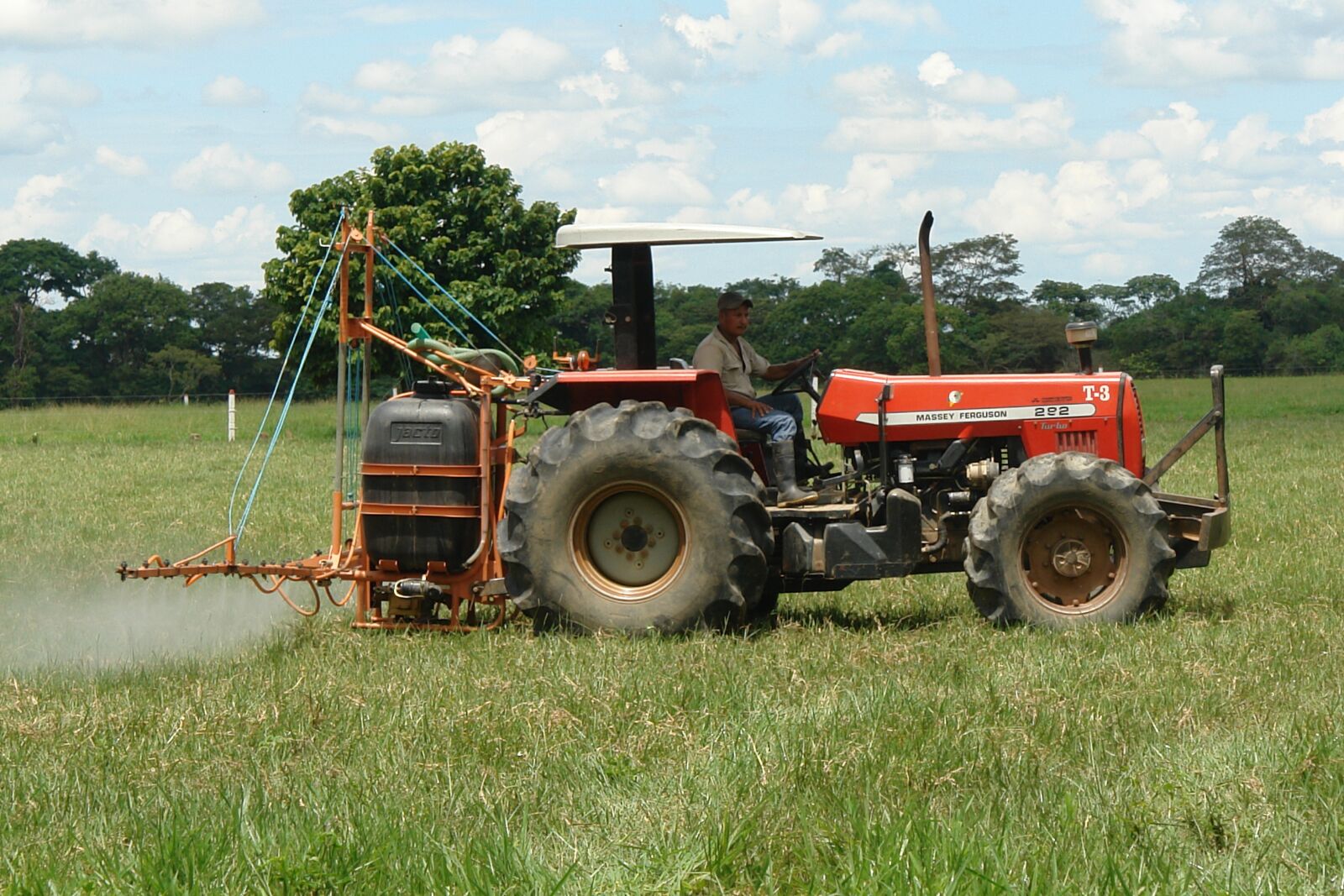 Sony DSC-R1 sample photo. Tractor, tillage photography