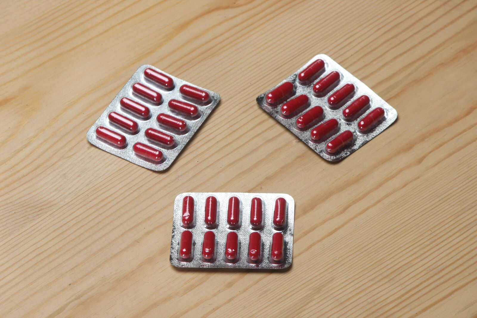 Canon EOS 600D (Rebel EOS T3i / EOS Kiss X5) sample photo. Red capsule, blister pack photography
