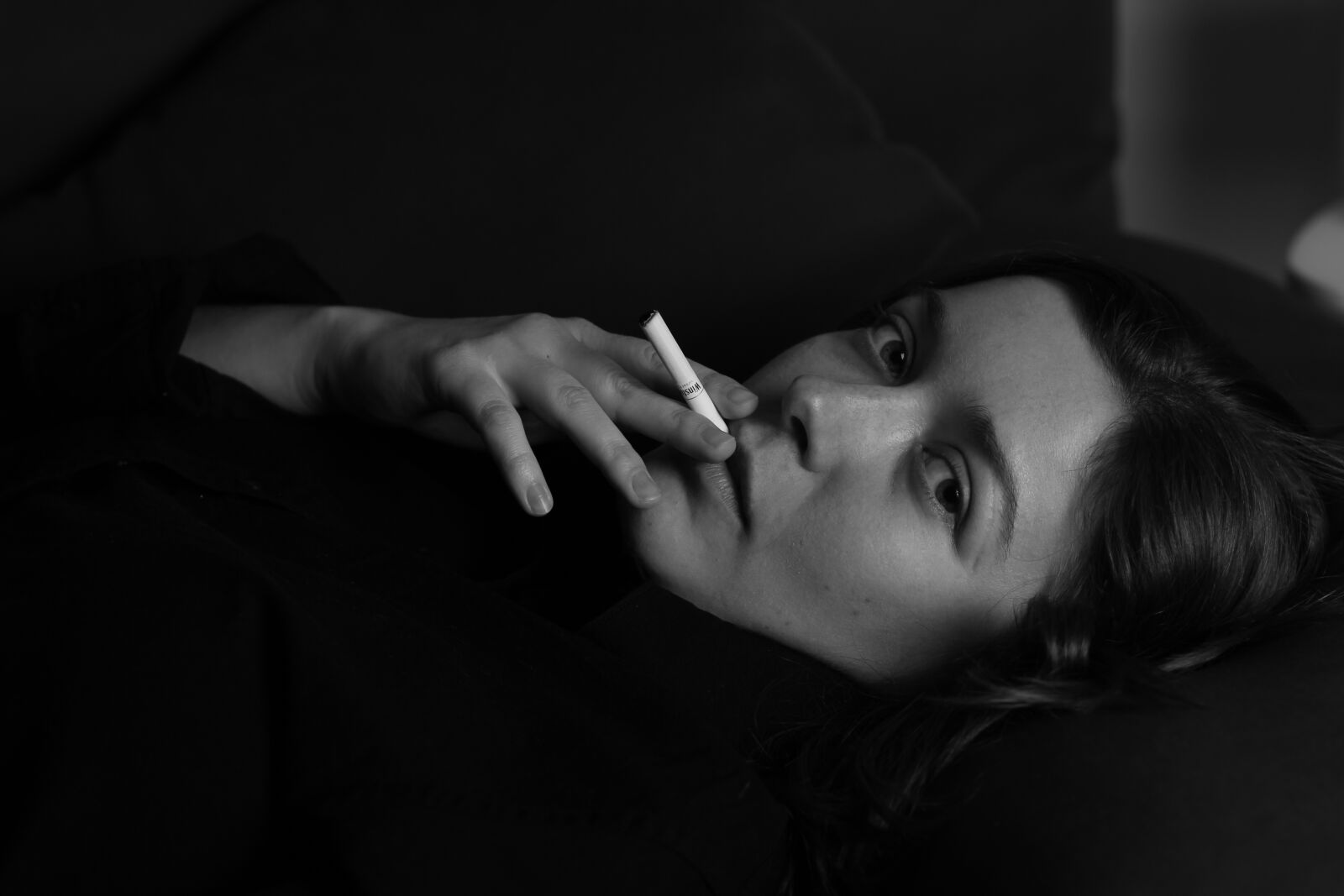 Canon EOS 600D (Rebel EOS T3i / EOS Kiss X5) + Canon EF 50mm F1.4 USM sample photo. Woman, cigarette, smoking photography