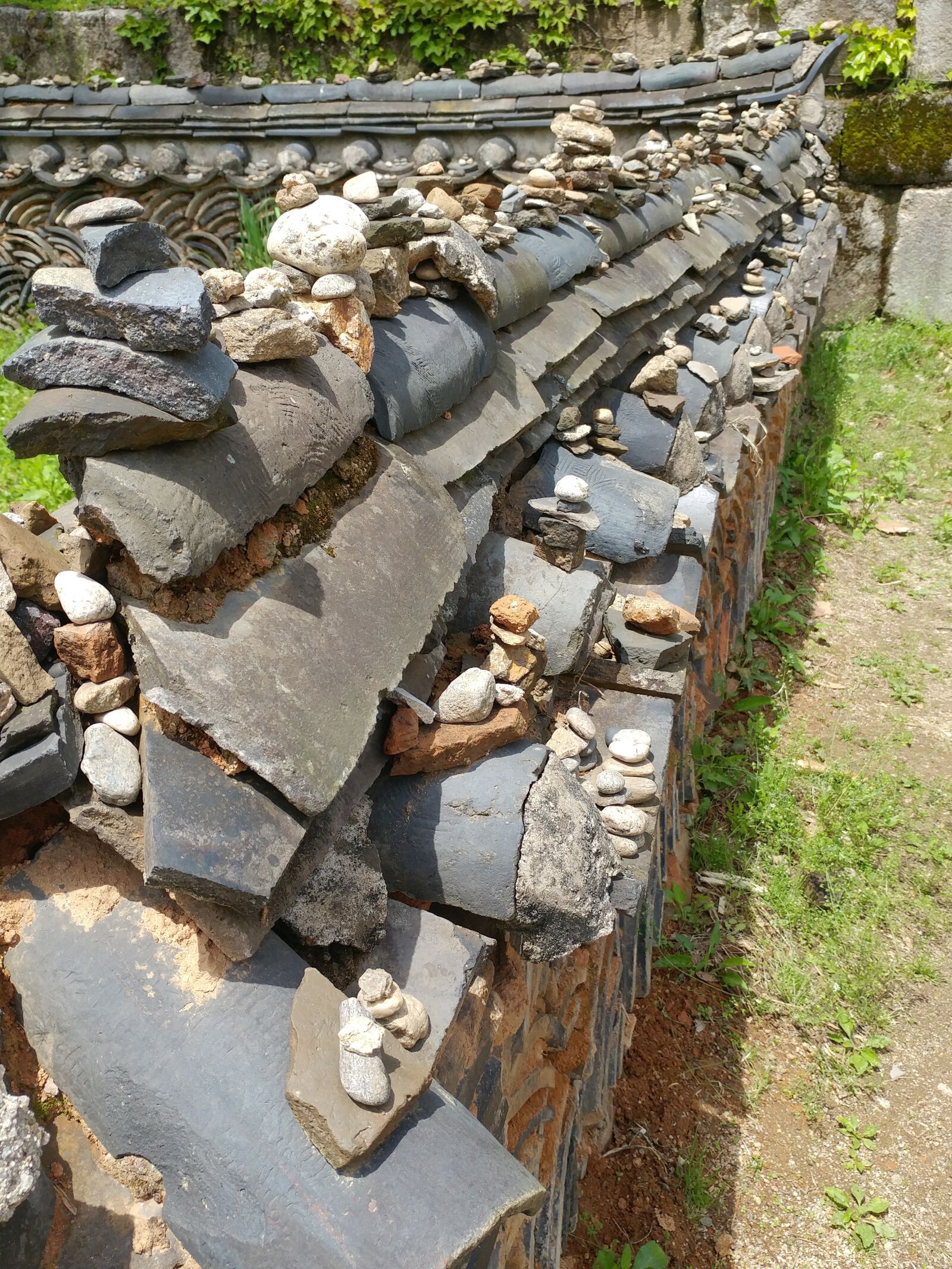 LG G5 sample photo. Outdoors, wood, stone photography