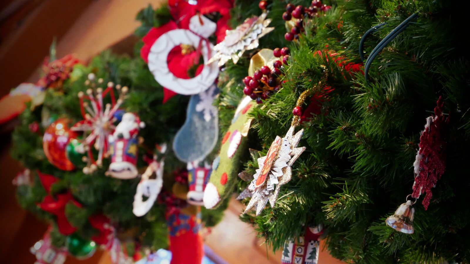 Panasonic Lumix DMC-G85 (Lumix DMC-G80) sample photo. Christmas, xmas, garland photography