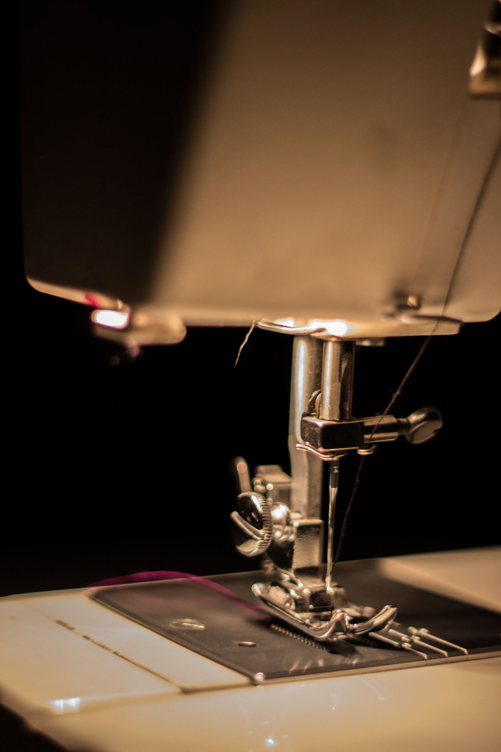 Canon EOS 600D (Rebel EOS T3i / EOS Kiss X5) + Canon EF 50mm F1.8 II sample photo. Sew, sewing machine, sewing photography