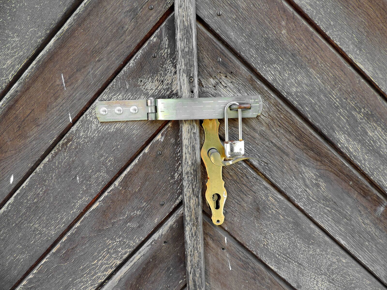 Nikon Coolpix P520 sample photo. Device, catch, wood, fastener photography