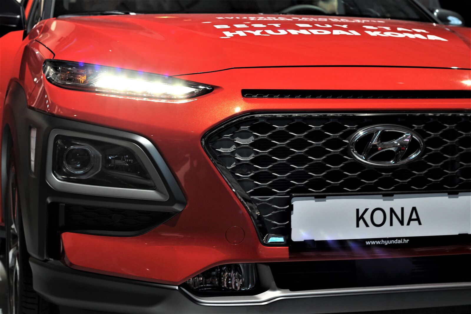 Canon EOS 600D (Rebel EOS T3i / EOS Kiss X5) + Canon EF 50mm F1.8 II sample photo. Car, hyundai kona, auto photography