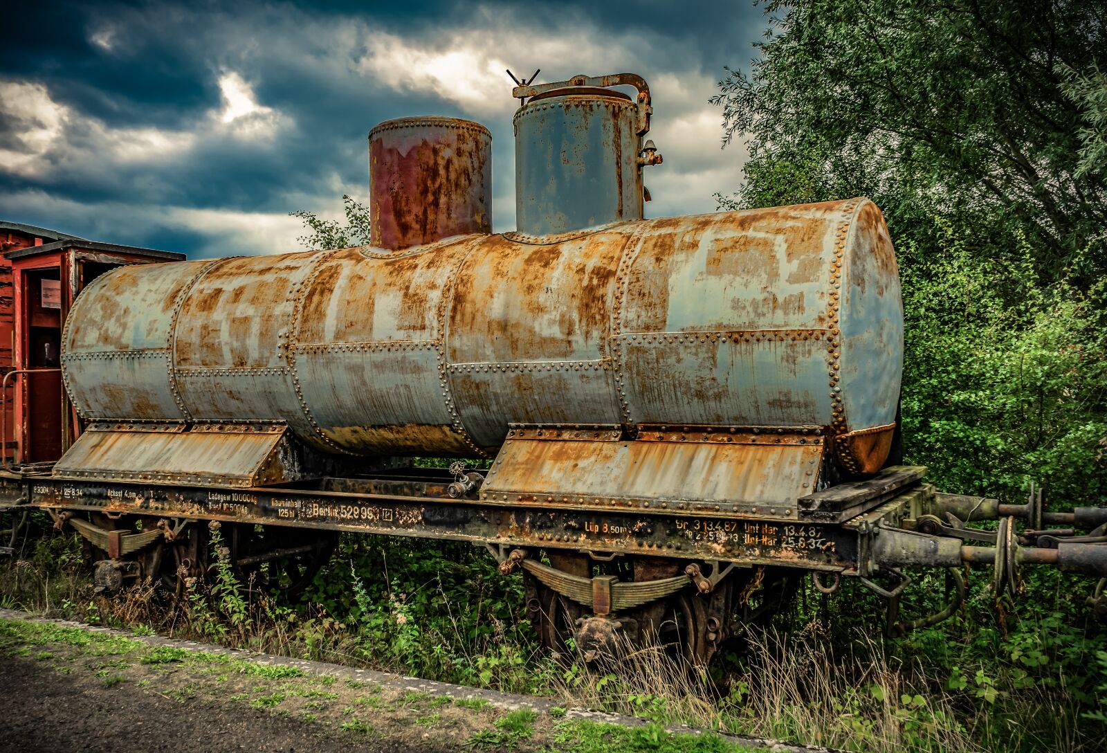 Sony a7 II + Sony FE 28-70mm F3.5-5.6 OSS sample photo. Tank wagon, wagon, tank photography
