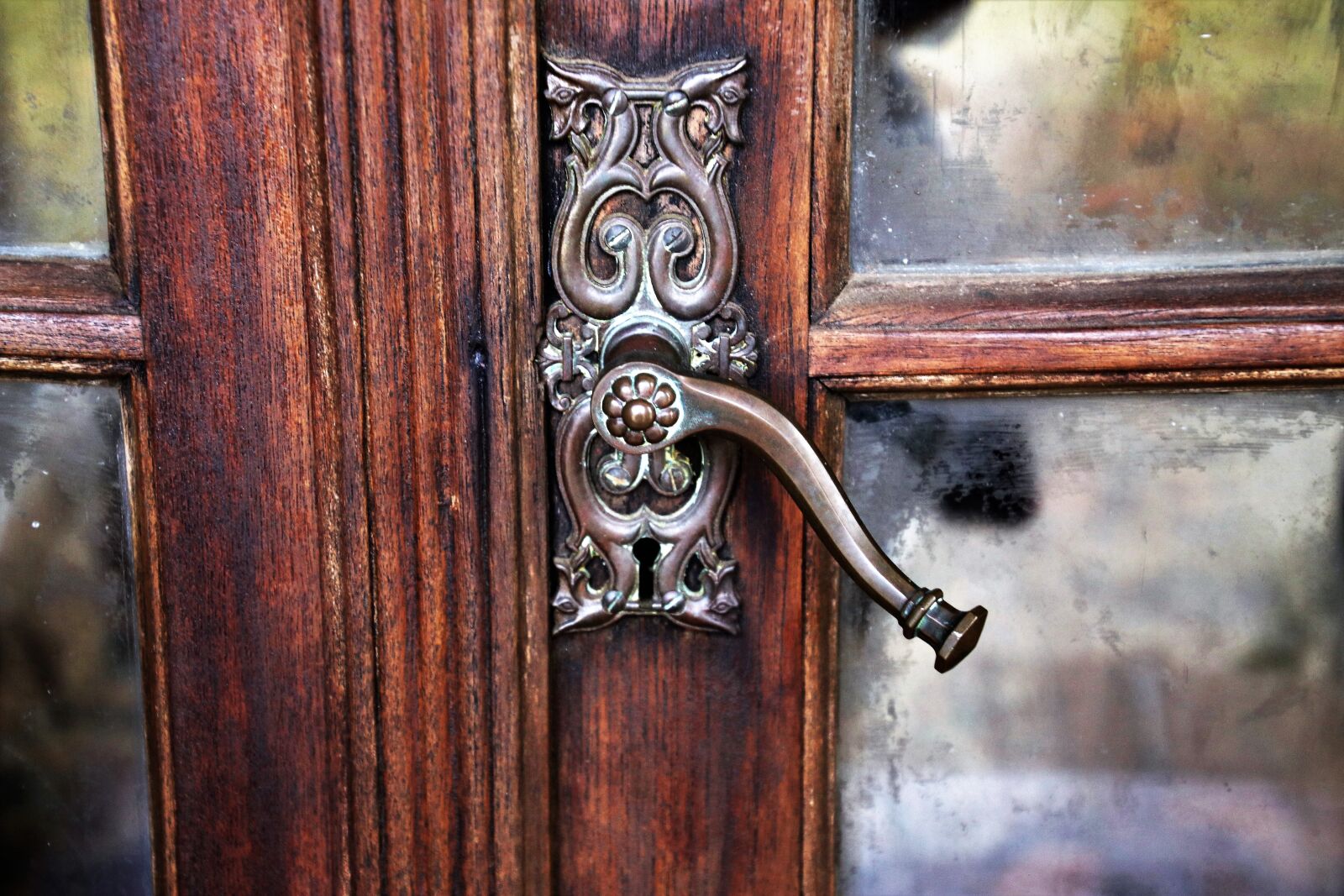 Canon EOS 80D sample photo. The door, door handle photography
