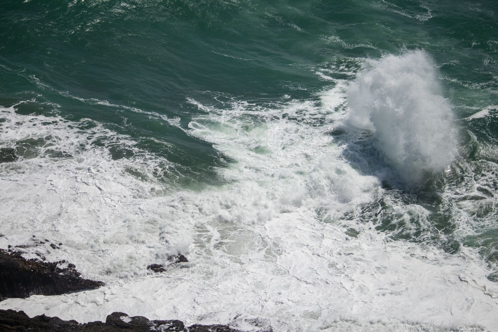 Canon EF-S 55-250mm F4-5.6 IS STM sample photo. Water, splash, rocks photography