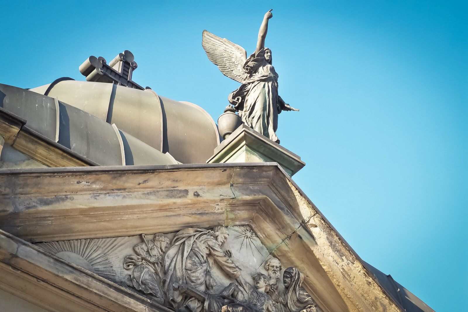 Olympus OM-D E-M10 sample photo. Cemetery, grave, crypt photography