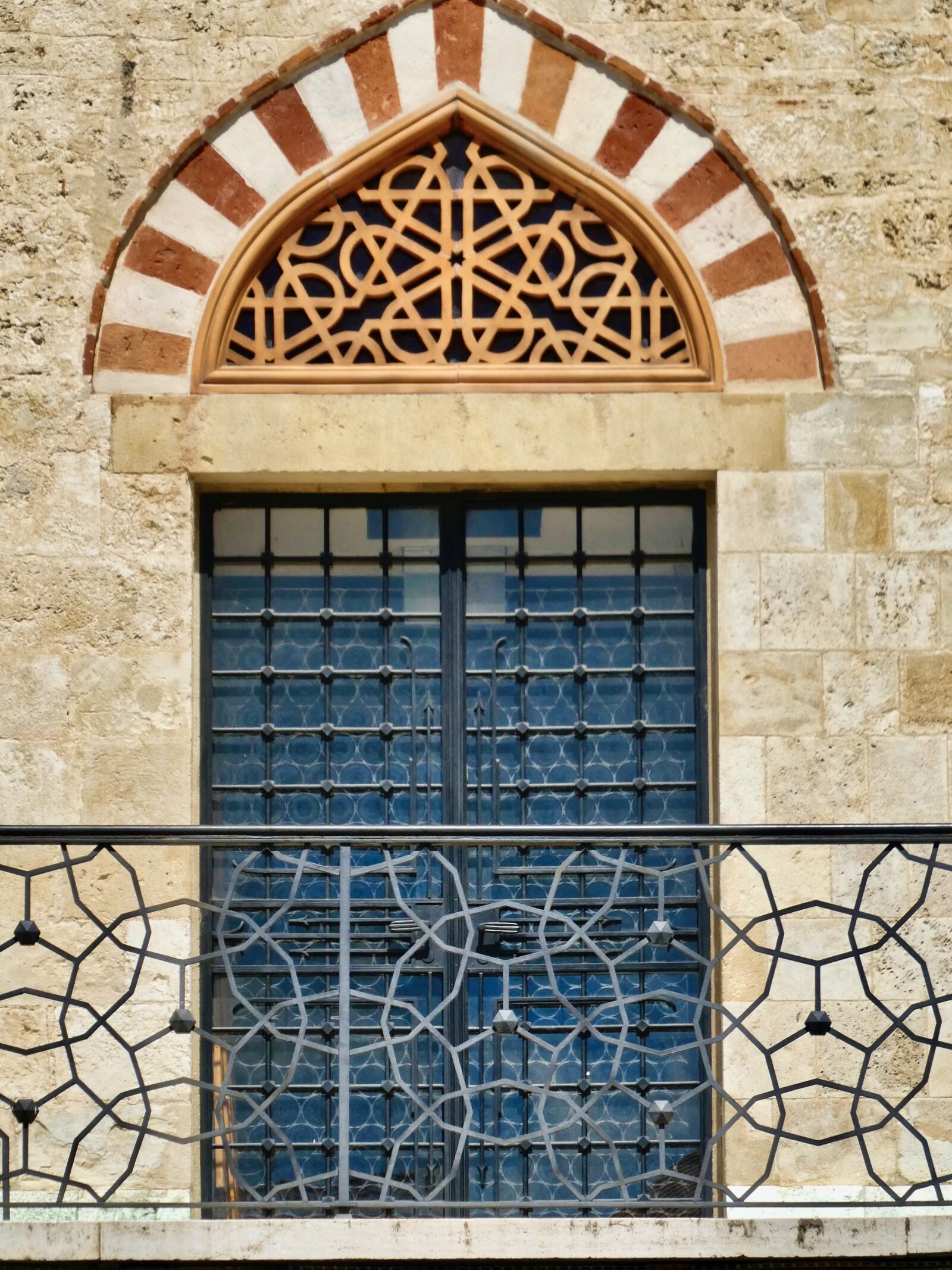 Panasonic Lumix DC-ZS70 (Lumix DC-TZ90) sample photo. Window, decoration, facade photography