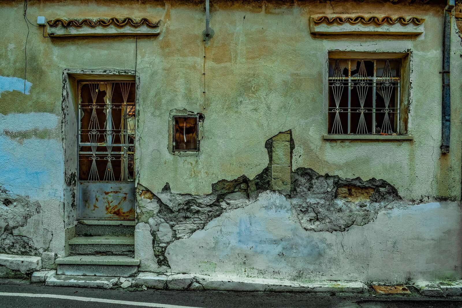 Nikon D3300 sample photo. Door, windows, wall photography