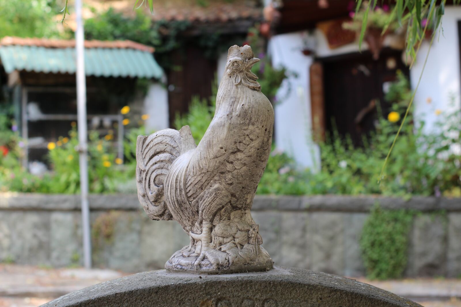 Canon EOS 1200D (EOS Rebel T5 / EOS Kiss X70 / EOS Hi) sample photo. Cock, statue, ornamentation photography