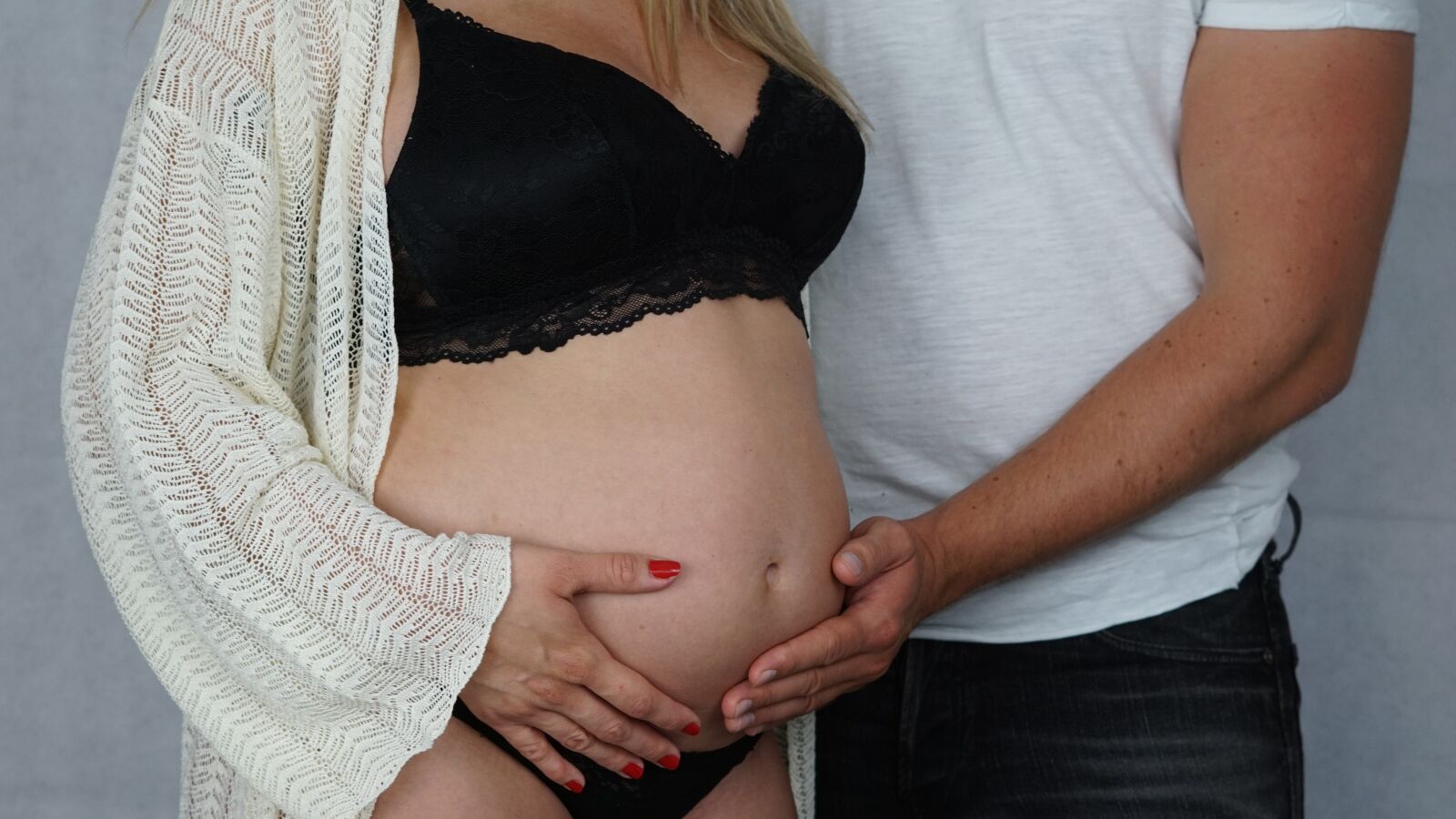 Sony FE 50mm F1.8 sample photo. Pregnancy, pair, parents-to-be photography