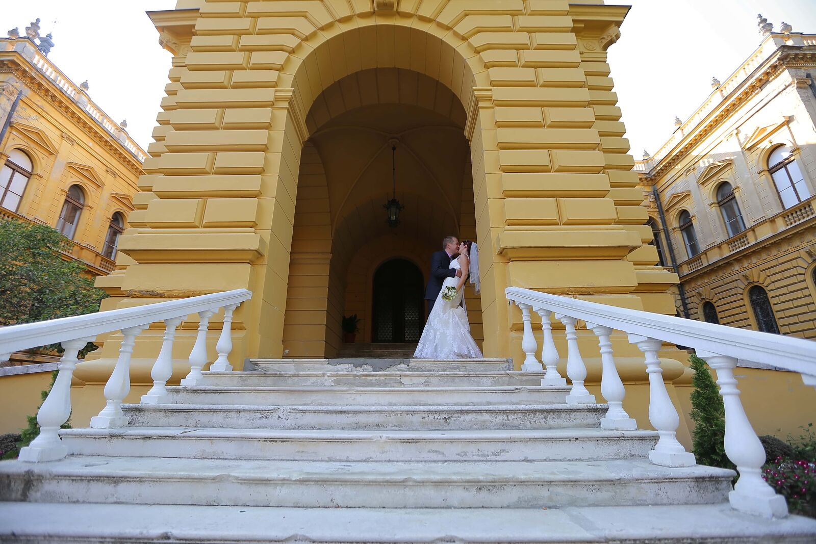 Canon EOS 6D sample photo. Gentleman, castle, bride, kiss photography