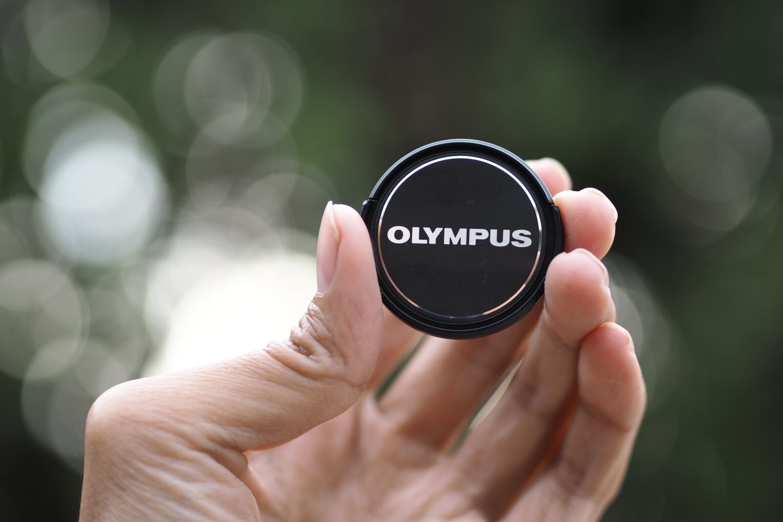 Olympus PEN E-PL7 + Olympus M.Zuiko Digital 45mm F1.8 sample photo. Len cap, olympus, hand photography