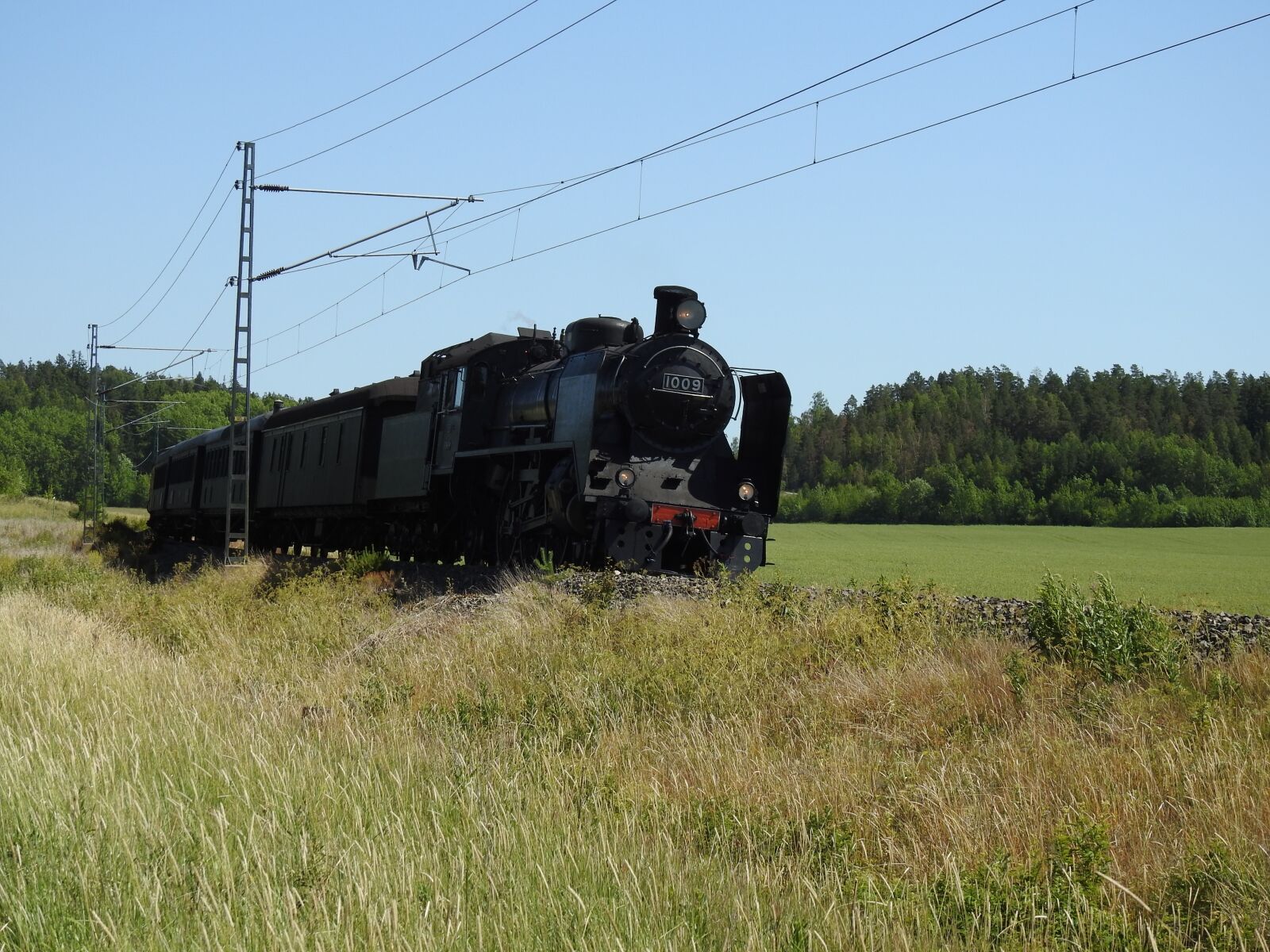 Nikon Coolpix P900 sample photo. Locomotive, track, rail photography