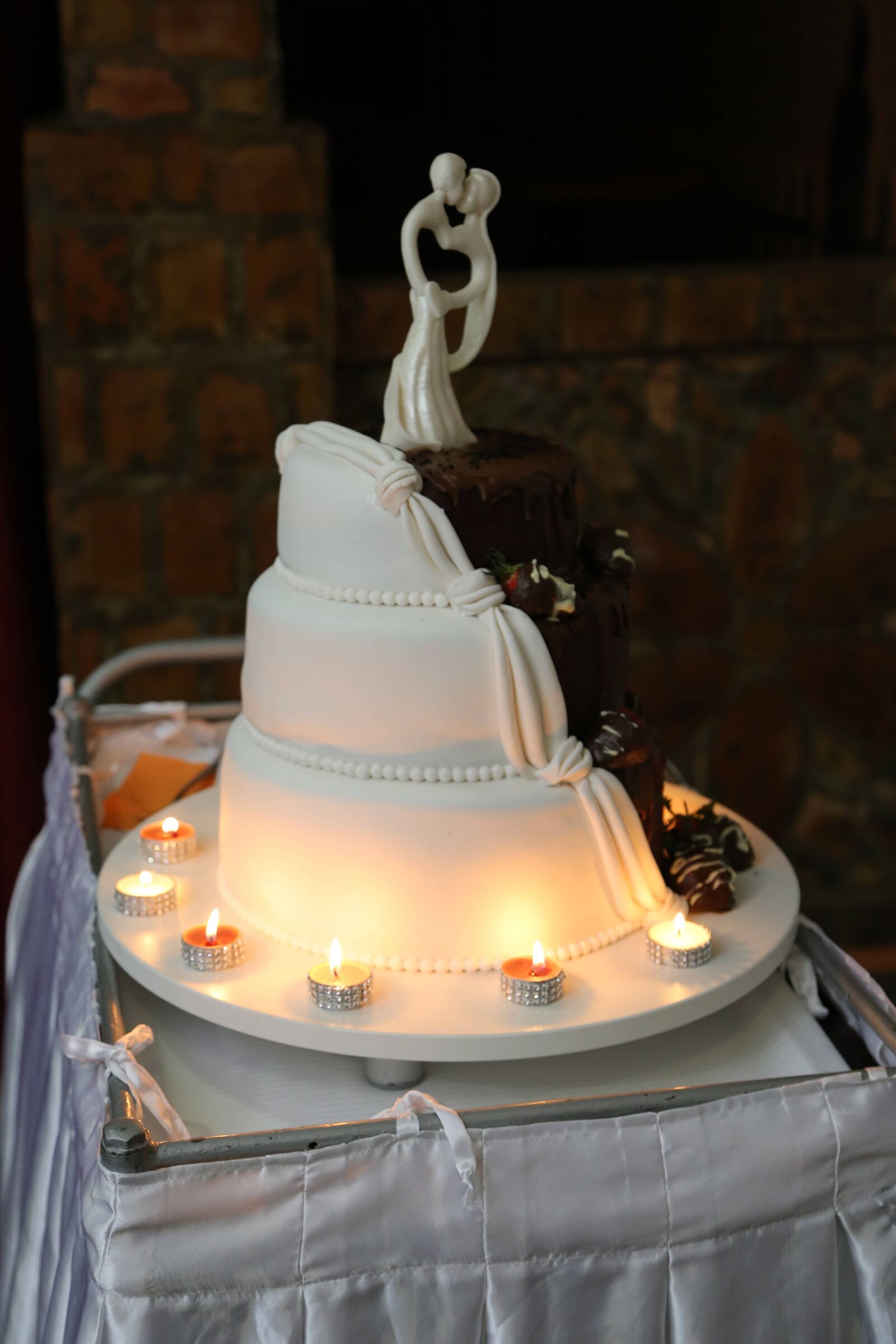 Canon EF 24-105mm F4L IS USM sample photo. Elegant, wedding cake, candles photography