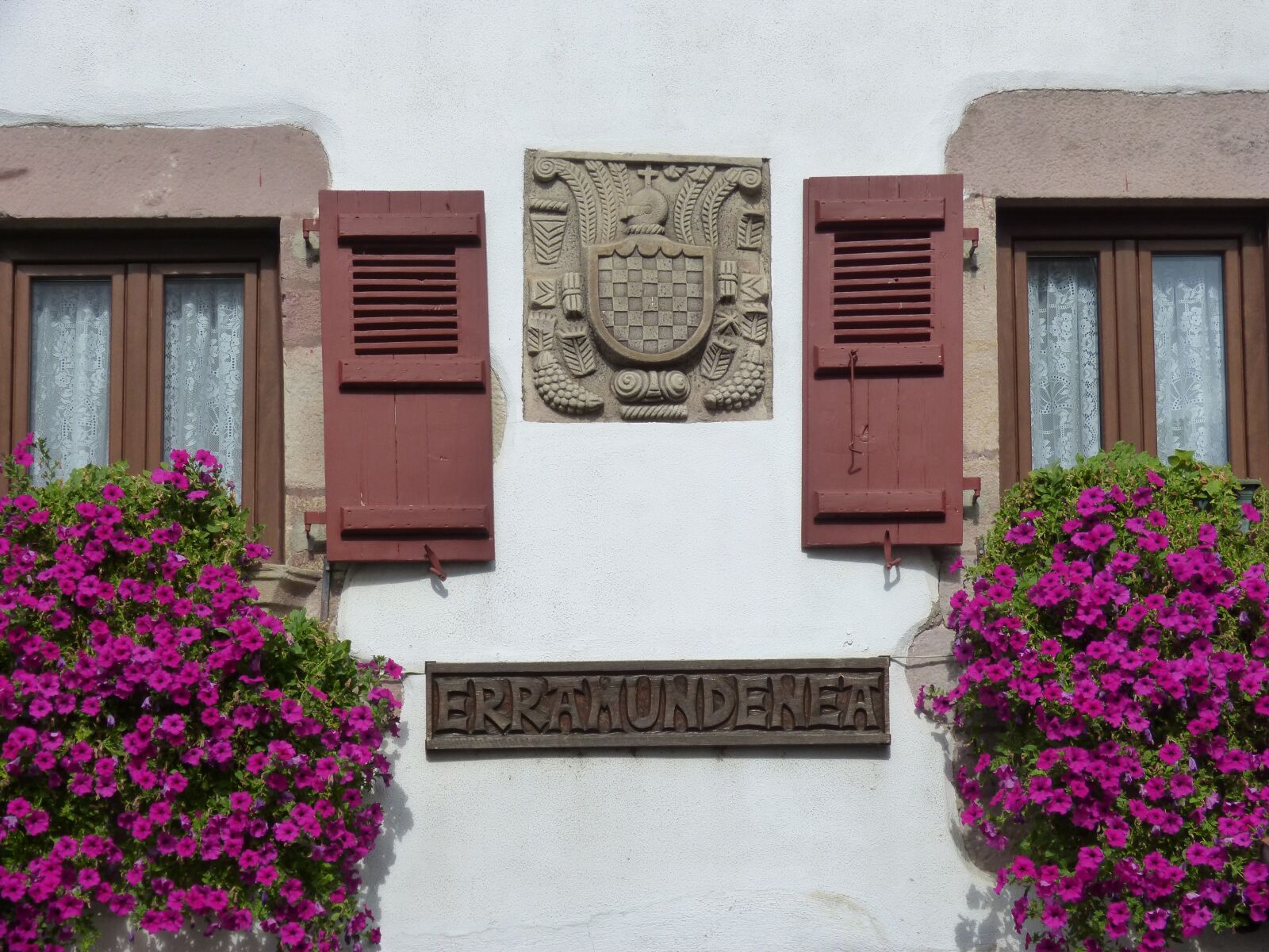 Panasonic DMC-FZ62 sample photo. Windows, coat of arms photography