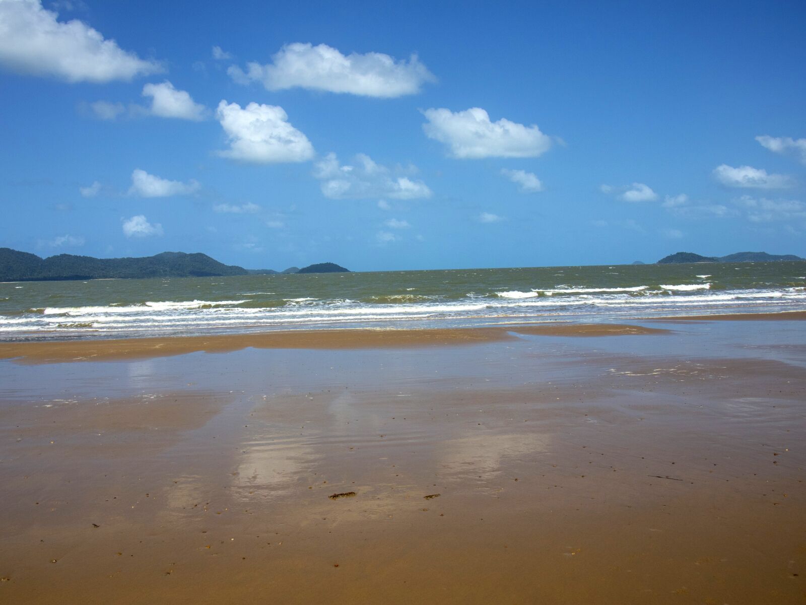 Canon EOS M6 sample photo. Beach, sand, clouds photography