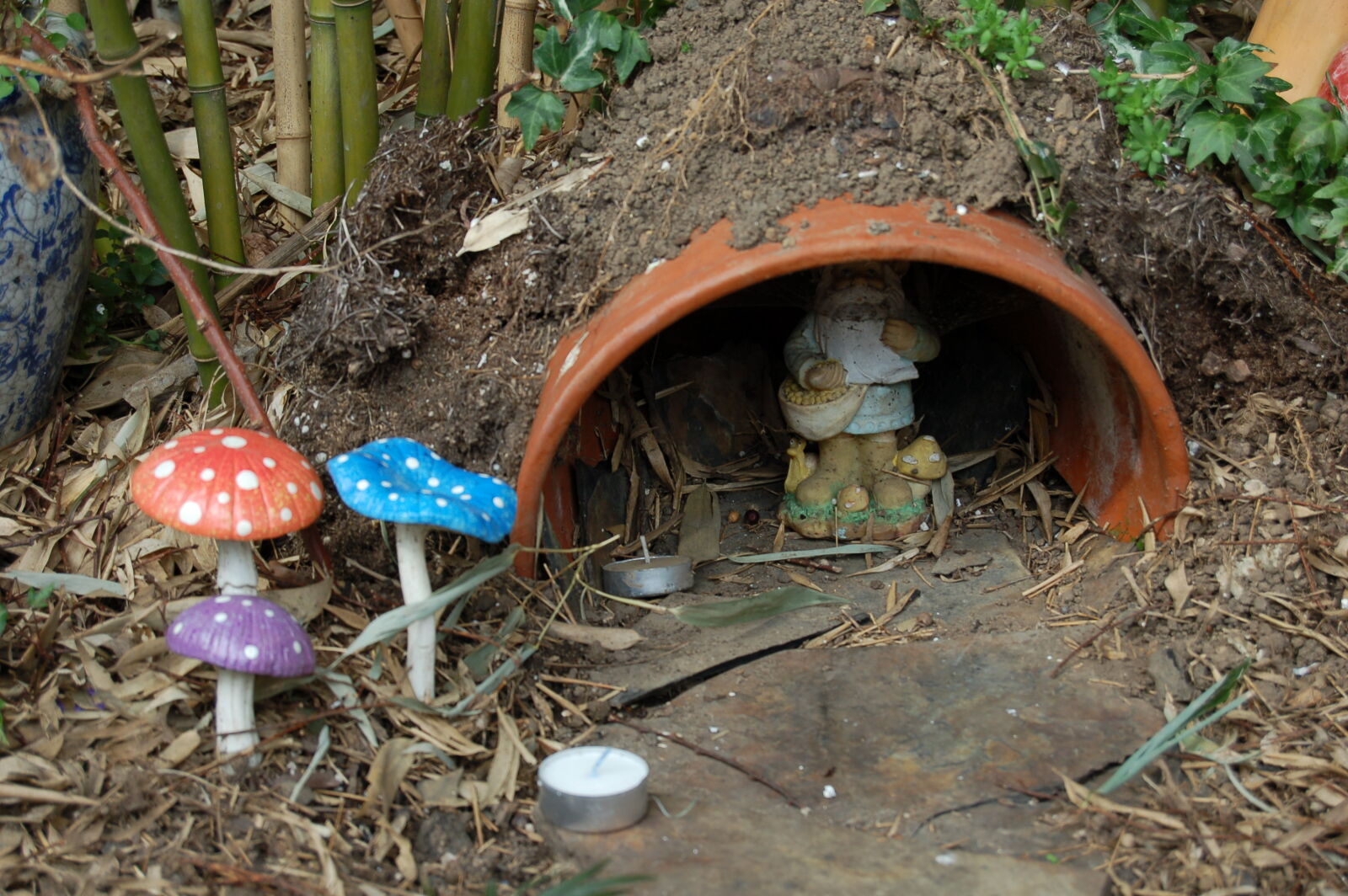 Nikon D50 sample photo. Garden, garden, gnomes, mushrooms photography