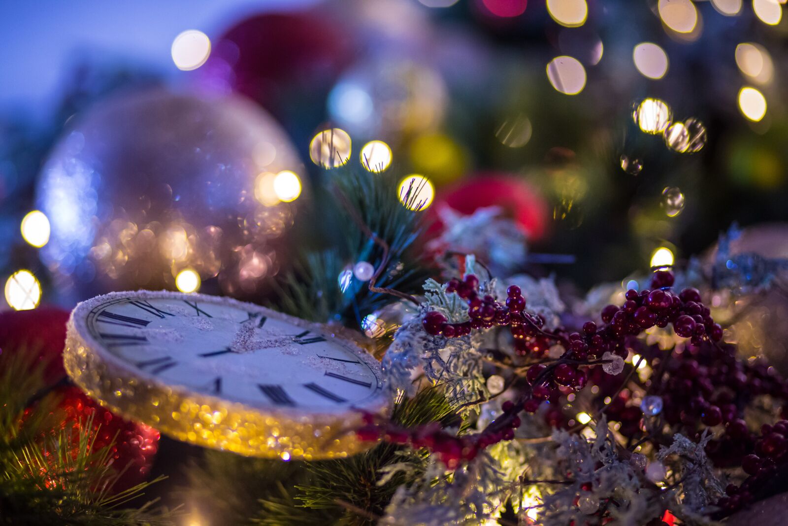 Canon EF 85mm F1.8 USM sample photo. Christmas background, christmas tree photography