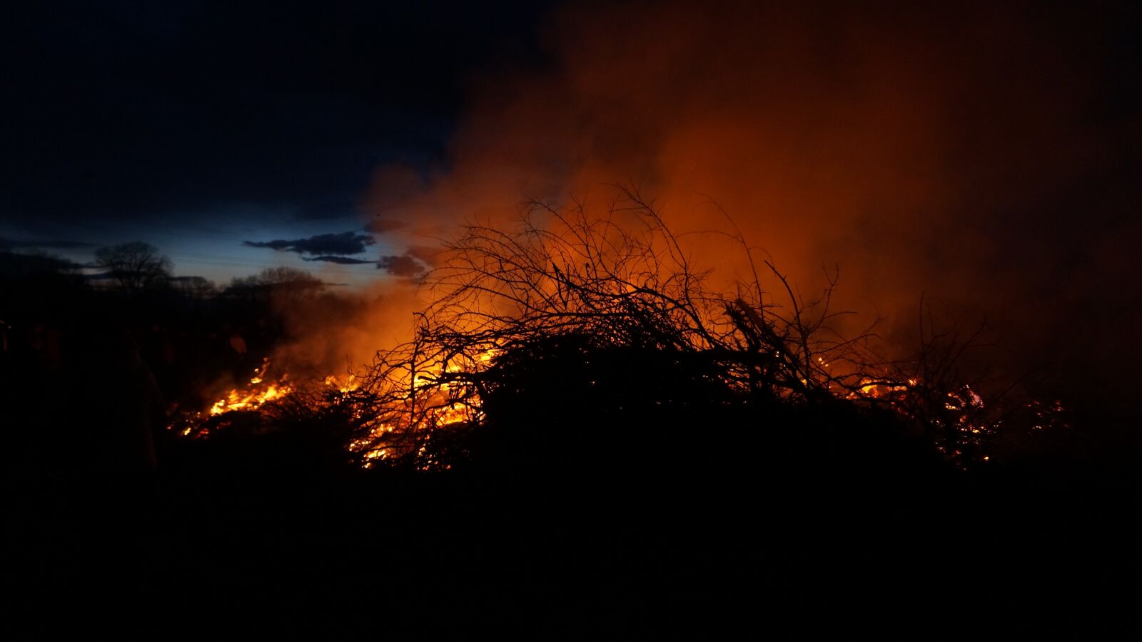 Sony Alpha NEX-3N sample photo. Easter fire, fire, branches photography