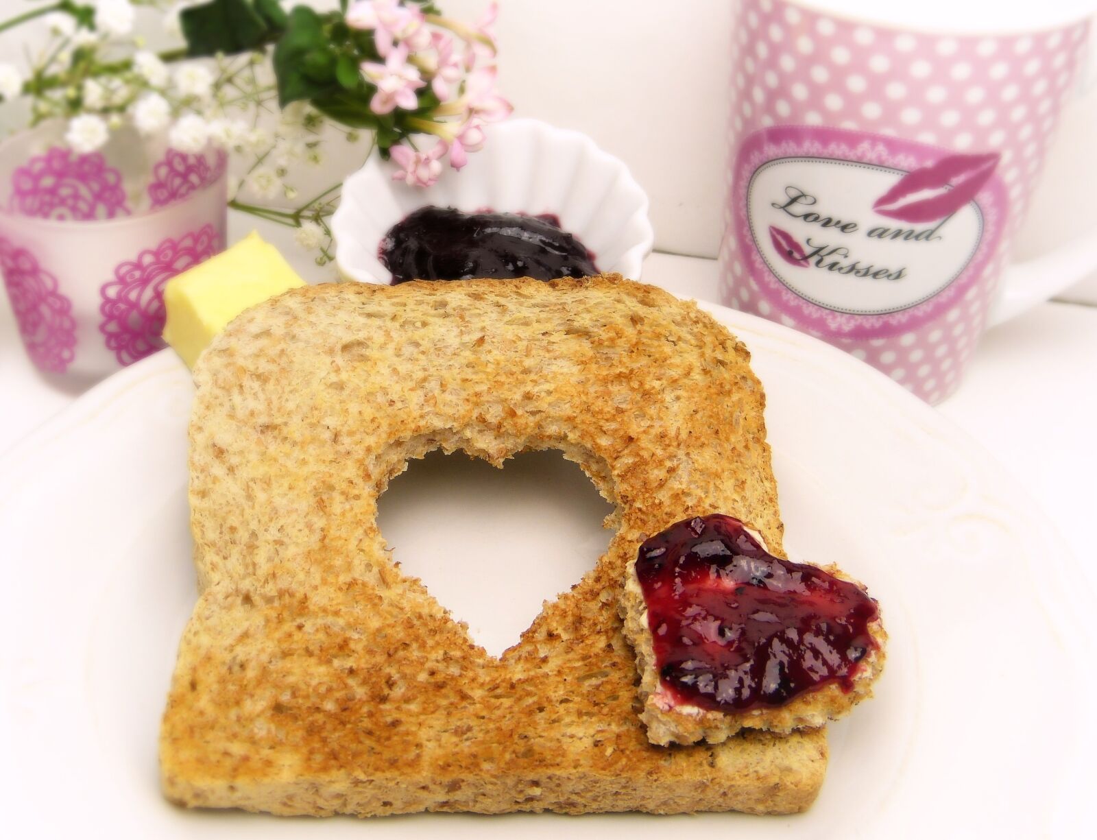 Panasonic Lumix DMC-FZ150 sample photo. Toast, bread, heart photography