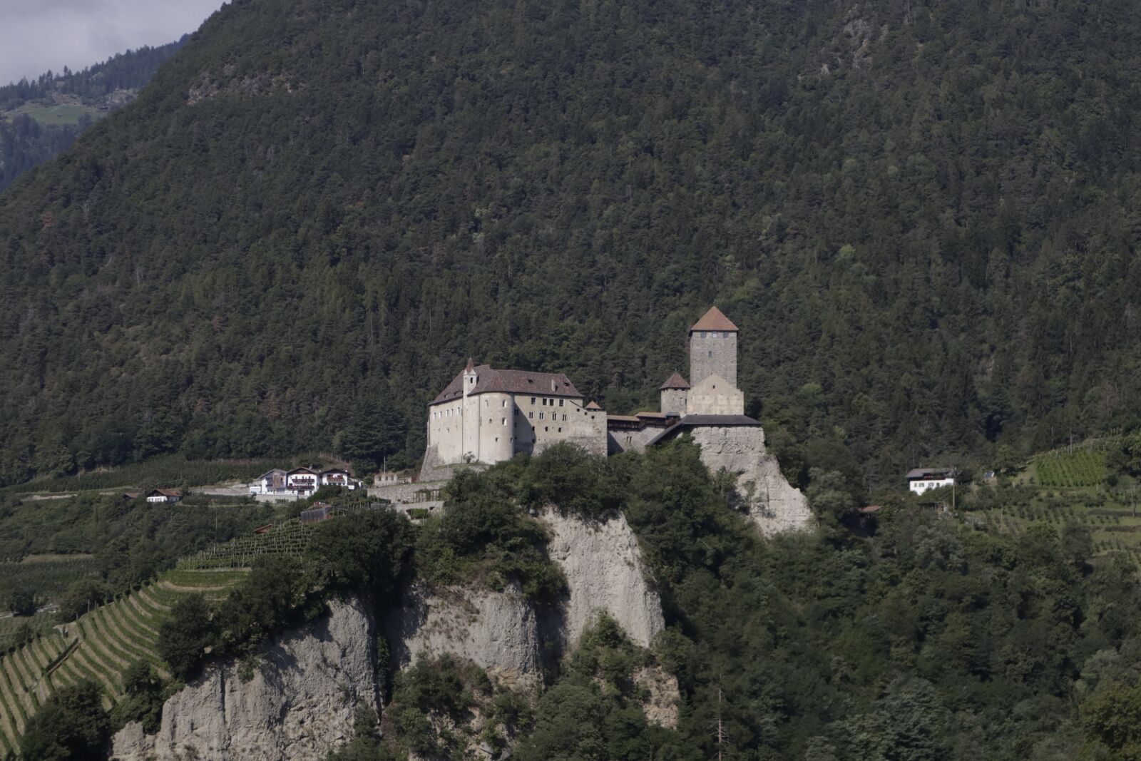 Canon EOS M50 (EOS Kiss M) sample photo. Castle, tower, landscape photography