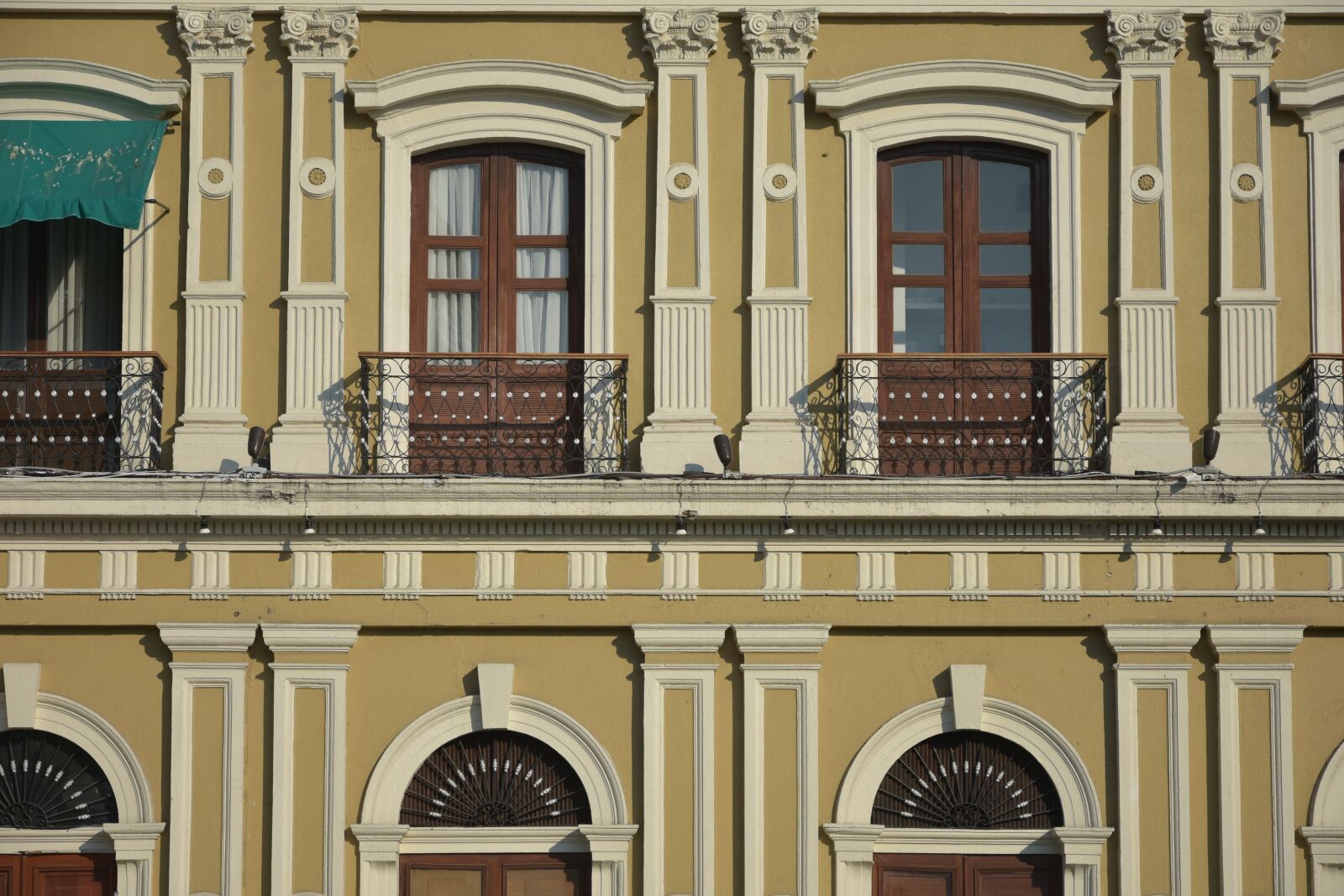 Nikon D7200 sample photo. Facade, colima, windows photography