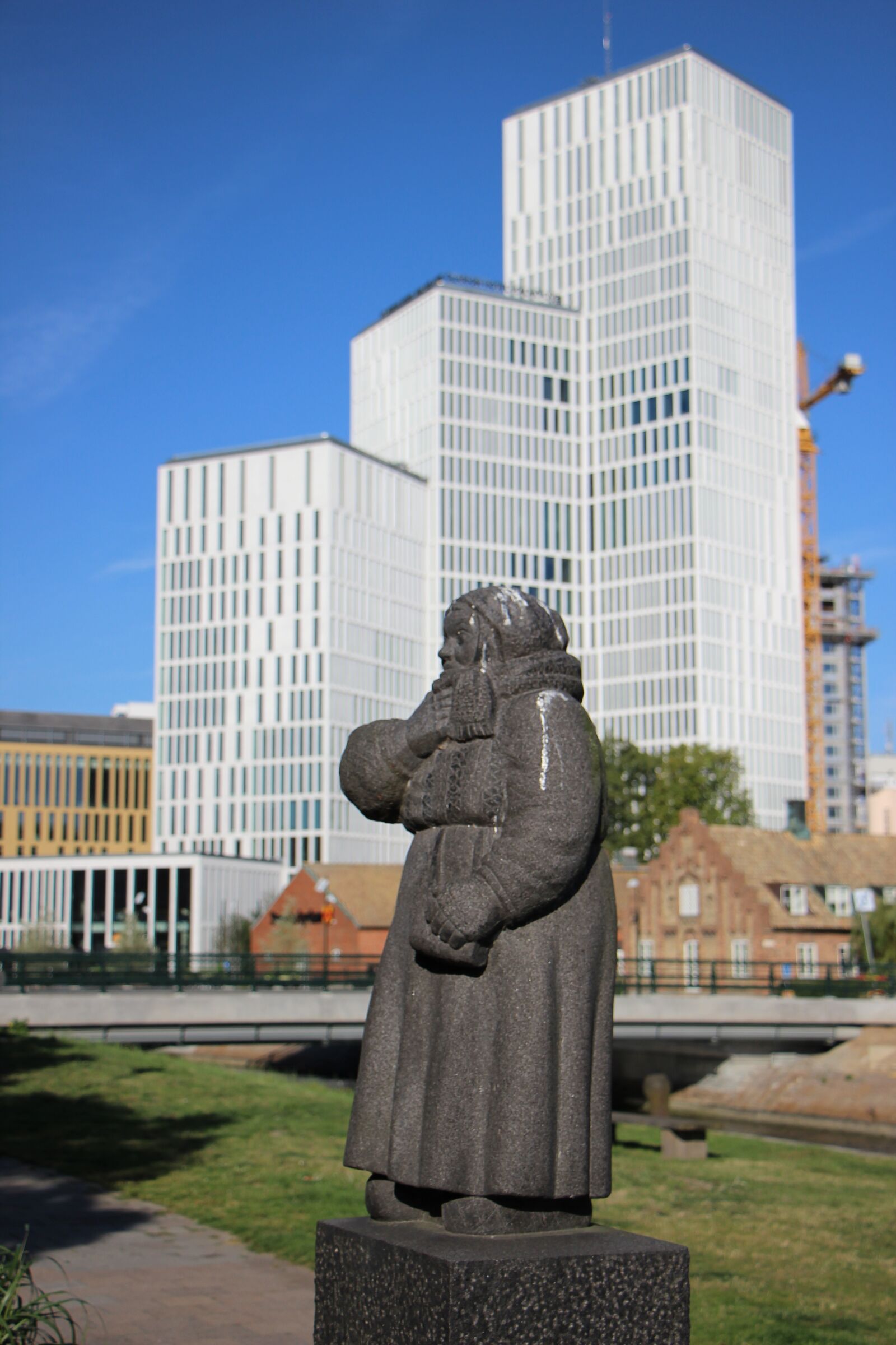 Canon EOS 600D (Rebel EOS T3i / EOS Kiss X5) + Canon EF-S 18-135mm F3.5-5.6 IS STM sample photo. Malmö, statue, malmö live photography