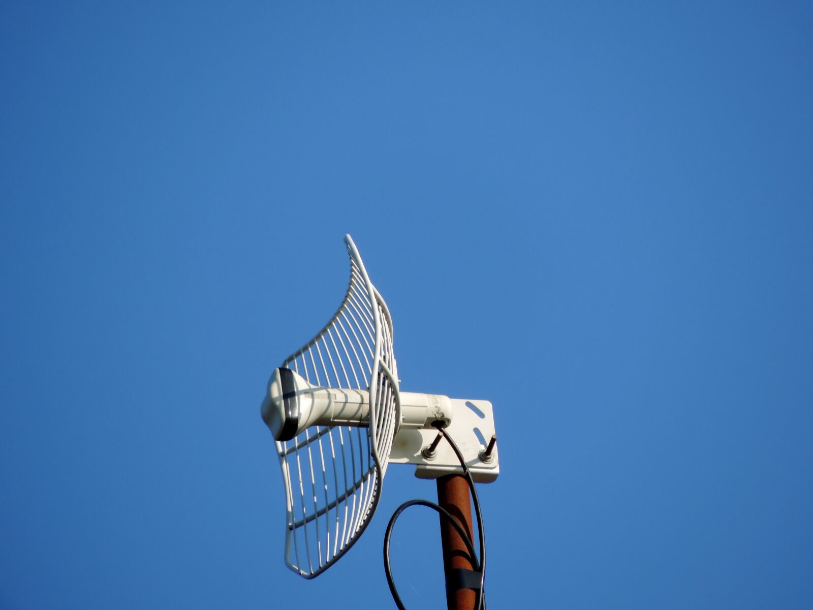 Nikon Coolpix P520 sample photo. Internet, wireless, antenna, wind photography