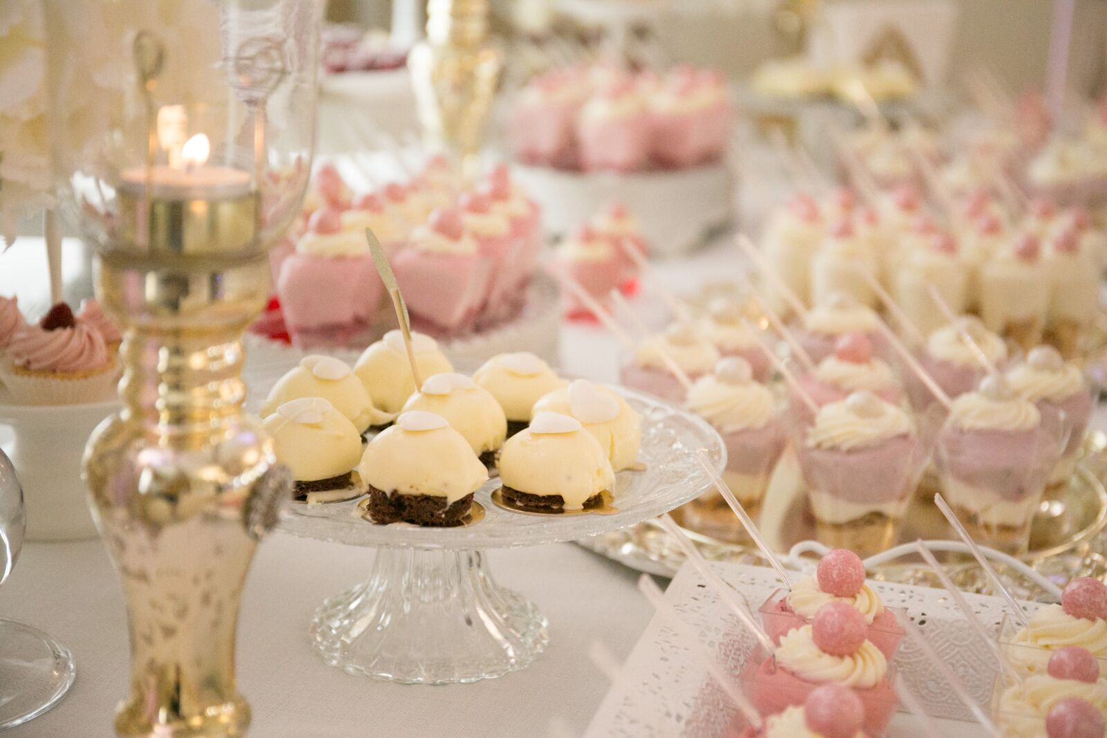 Canon EF 24-70mm F4L IS USM sample photo. Cake, cupcakes, pastry shop photography