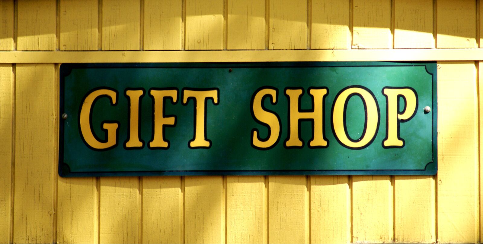 Sony Alpha DSLR-A100 sample photo. Gift shop, gift, shopping photography
