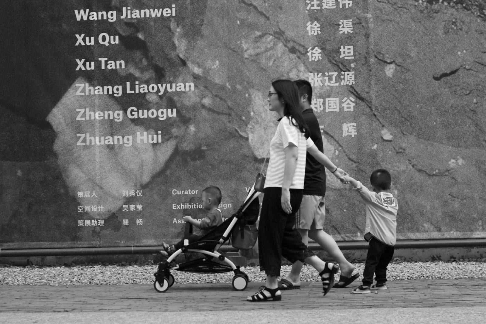 Canon EOS 60D + Canon EF 50mm F1.8 II sample photo. Family, street, black and photography