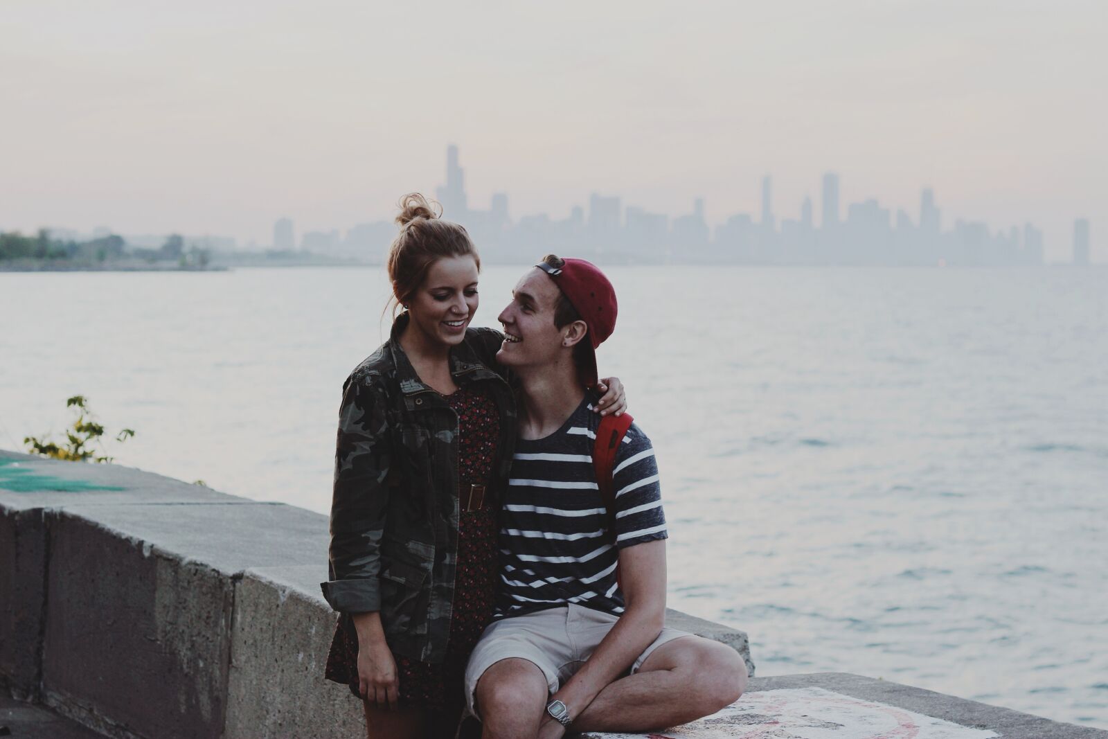 Canon EOS 600D (Rebel EOS T3i / EOS Kiss X5) + Canon EF 50mm F1.8 II sample photo. Chicago, couple, date, hug photography