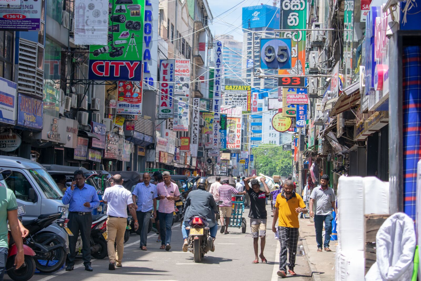 Nikon D3400 sample photo. Busy street, sri lanka photography