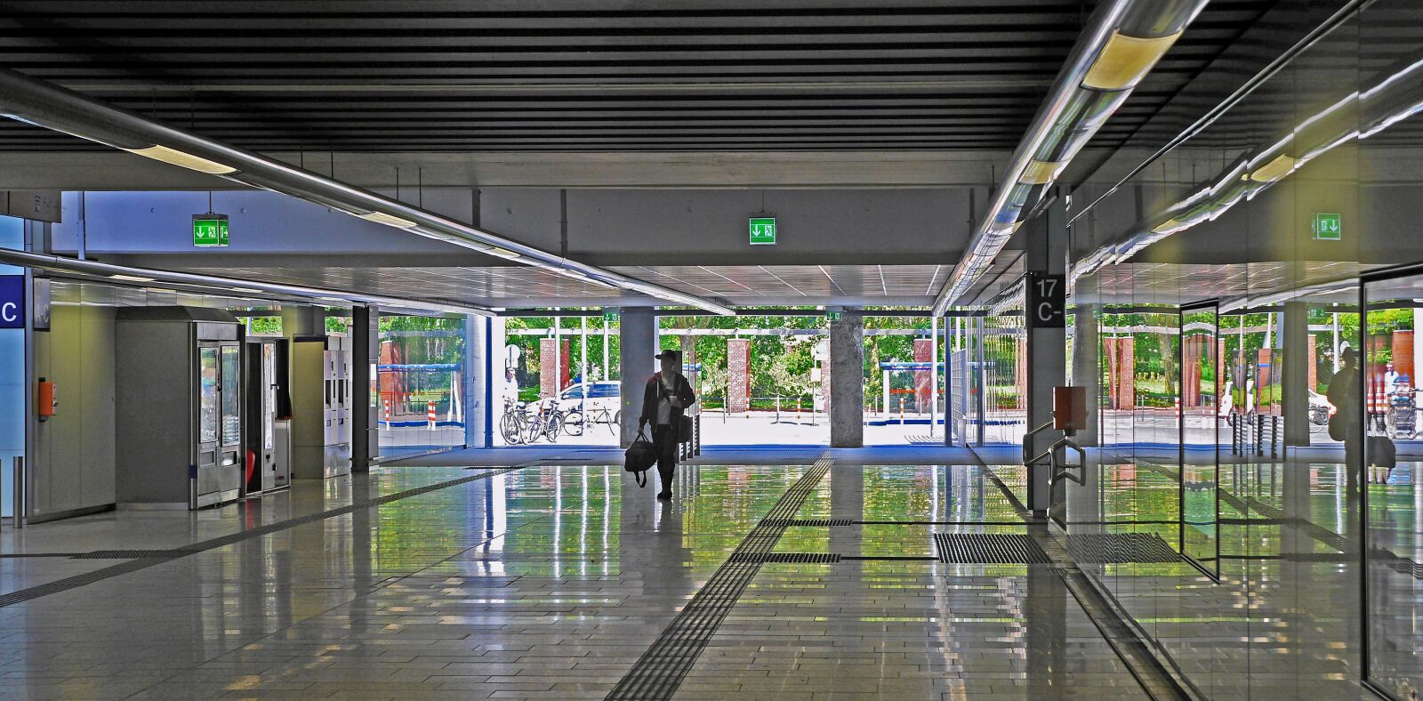 Panasonic Lumix DMC-GH3 sample photo. Railway station, input, platform photography