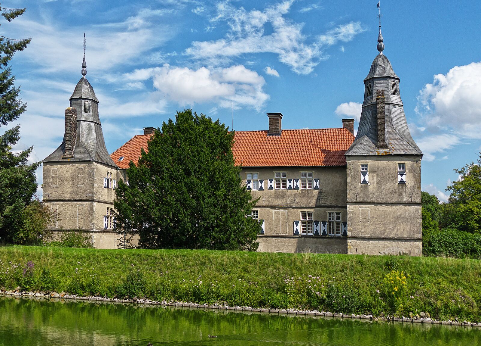 Panasonic Lumix DMC-FZ1000 sample photo. Castle, moated castle, moat photography