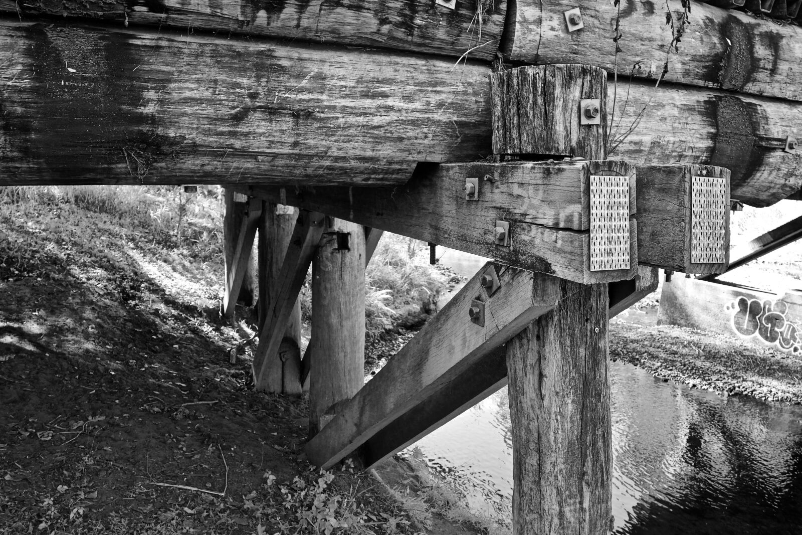 Sony E 18-135mm F3.5-5.6 OSS sample photo. Wood, structure, pylons photography
