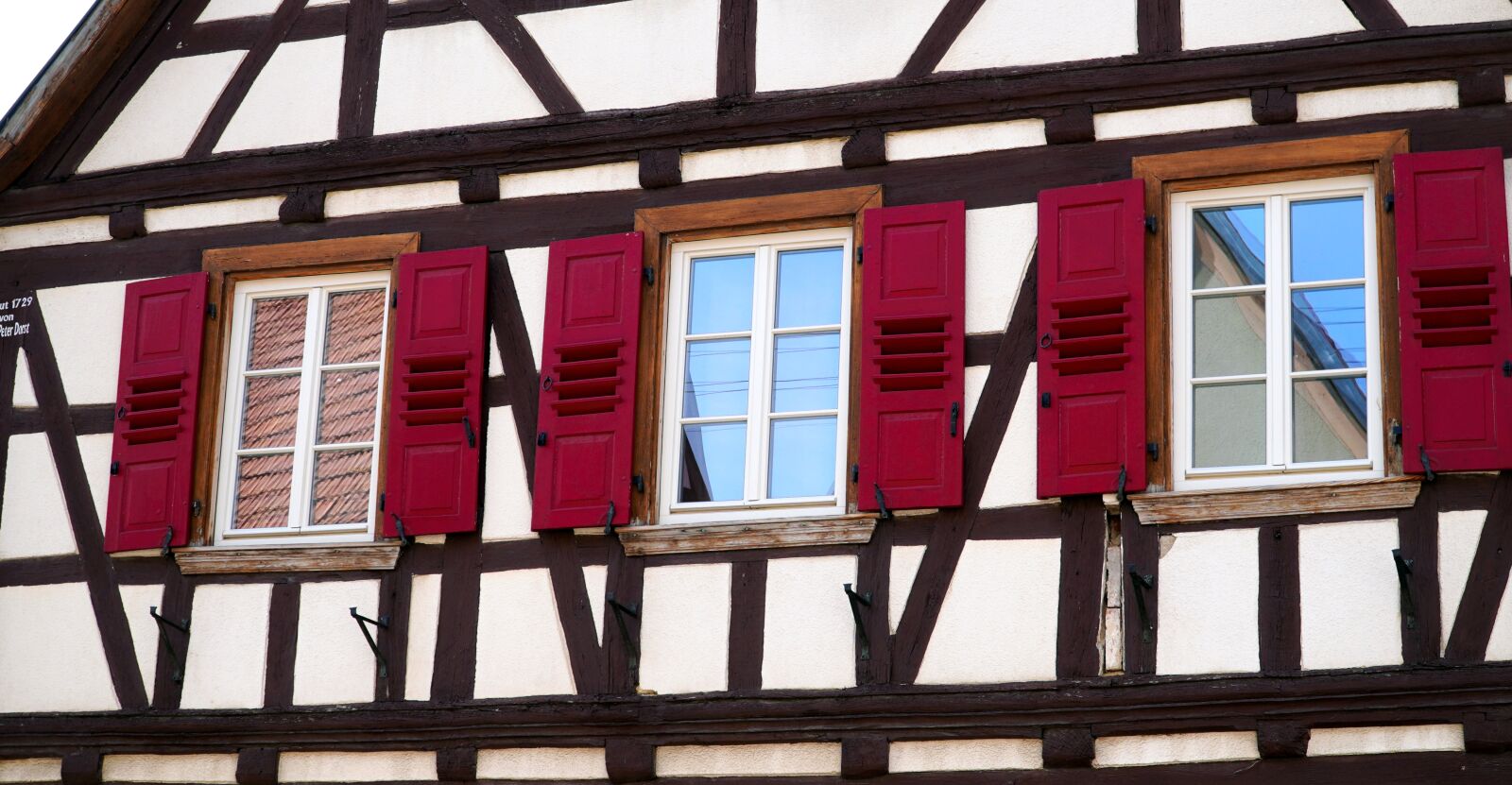 Sony E PZ 18-105mm F4 G OSS sample photo. Window, fachwerkhaus, truss photography
