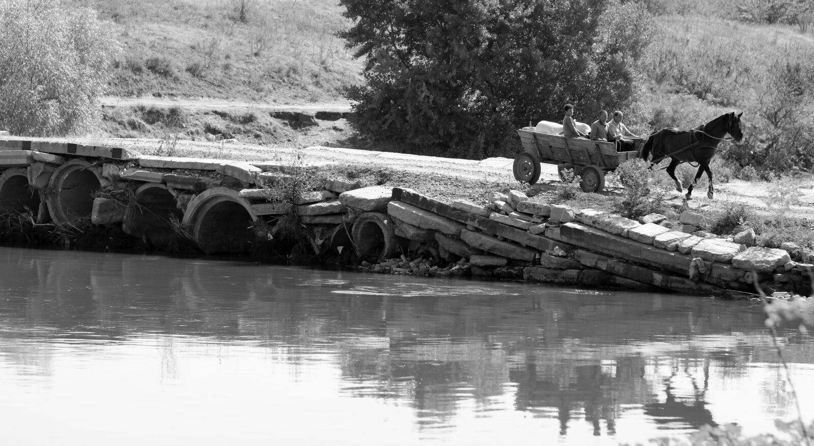 Canon EOS 700D (EOS Rebel T5i / EOS Kiss X7i) + Canon EF 85mm F1.8 USM sample photo. Cart, bridge, reflection photography