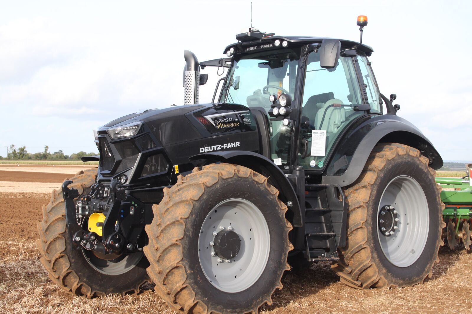 Canon EOS 500D (EOS Rebel T1i / EOS Kiss X3) sample photo. Tractor, shiny, black photography