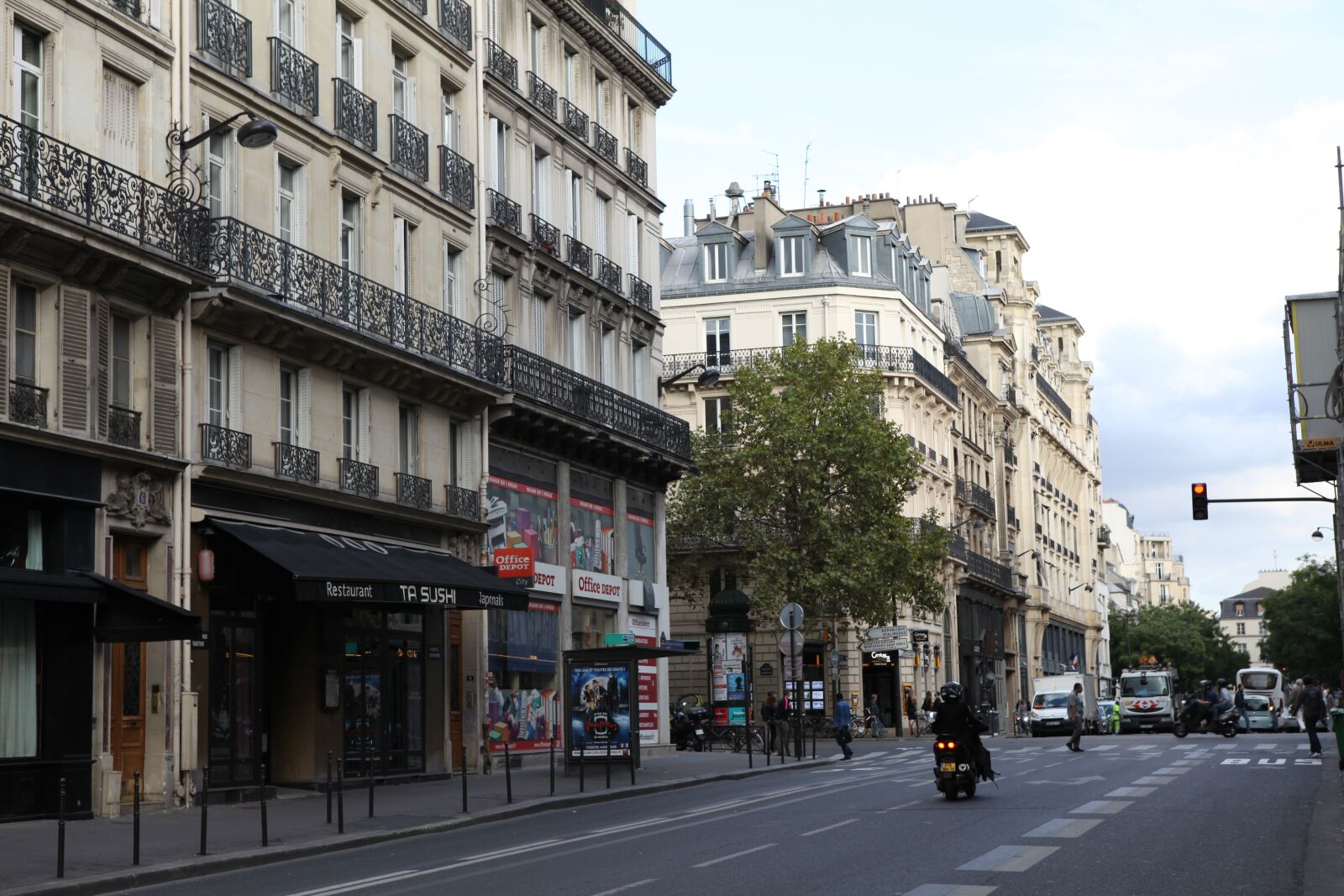 Canon EOS 5D Mark II sample photo. Paris, street view, shop photography